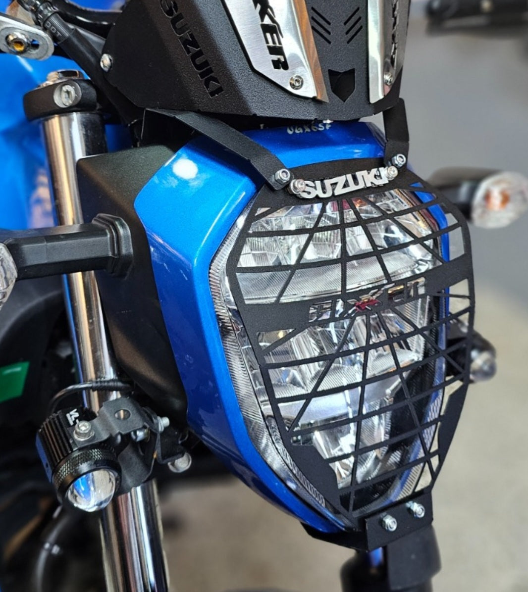 PROTECTOR DE FAROLA EN ACERO SUZUKI GIXXER 150 FI - GIXXER 250 FI