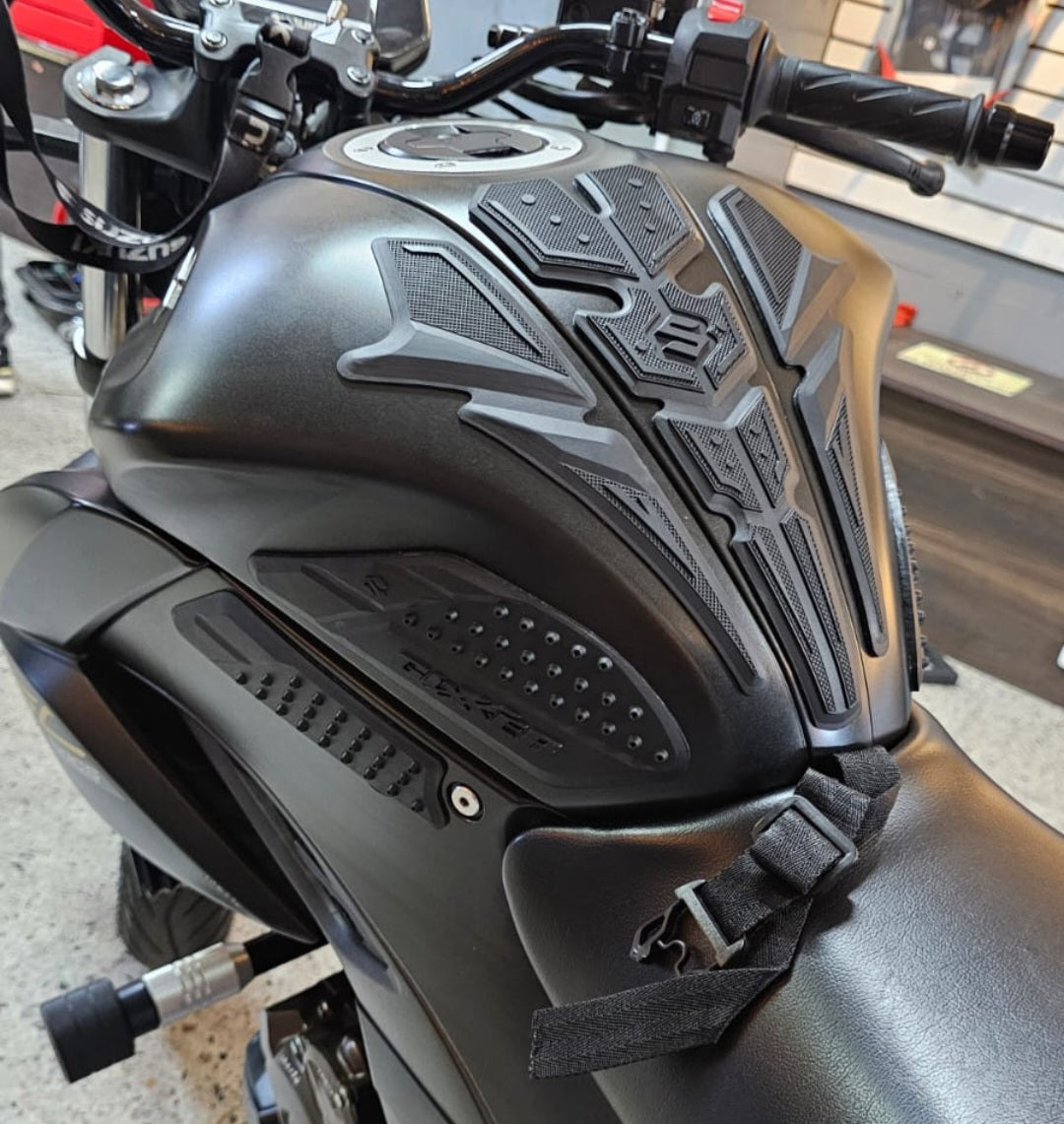 STOMPGRIPS - PROTECTORES DE TANQUE 3D SUZUKI GIXXER 150 FI - GIXXER 250 FI - GIXXER 150 SF - GIXXER 250 SF (LATERALES)