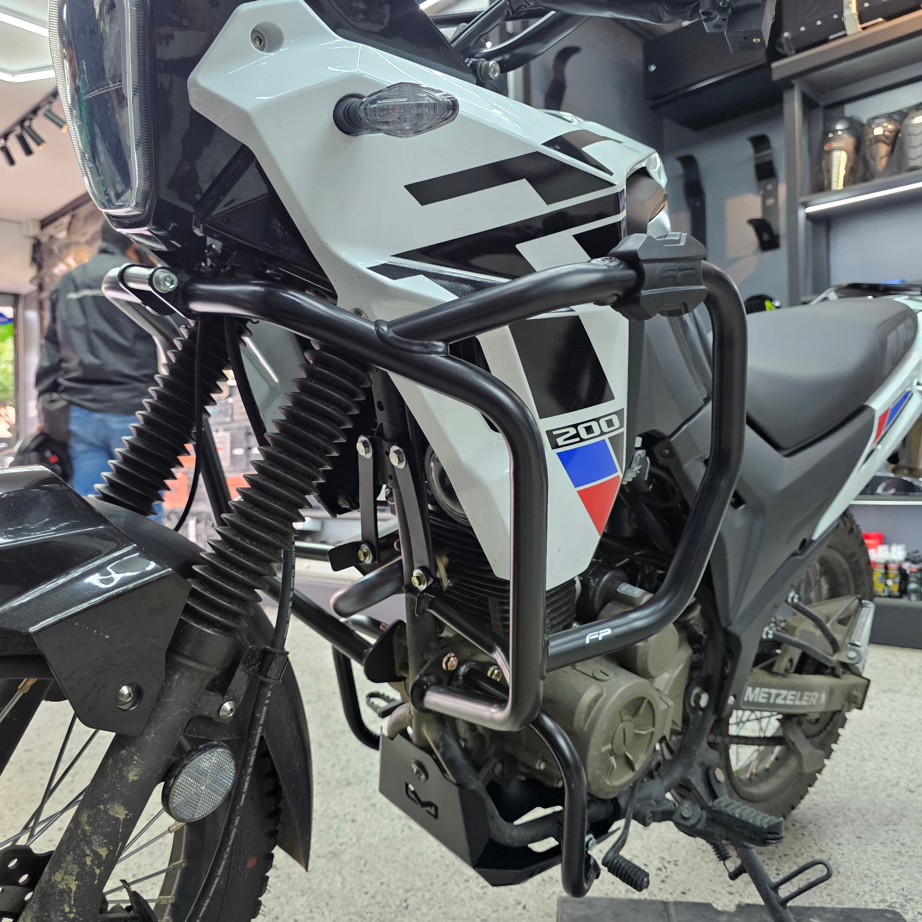 BARRA DE PROTECCIÓN CON SLIDERS FP ADAPTADA A AKT TT 200 2026