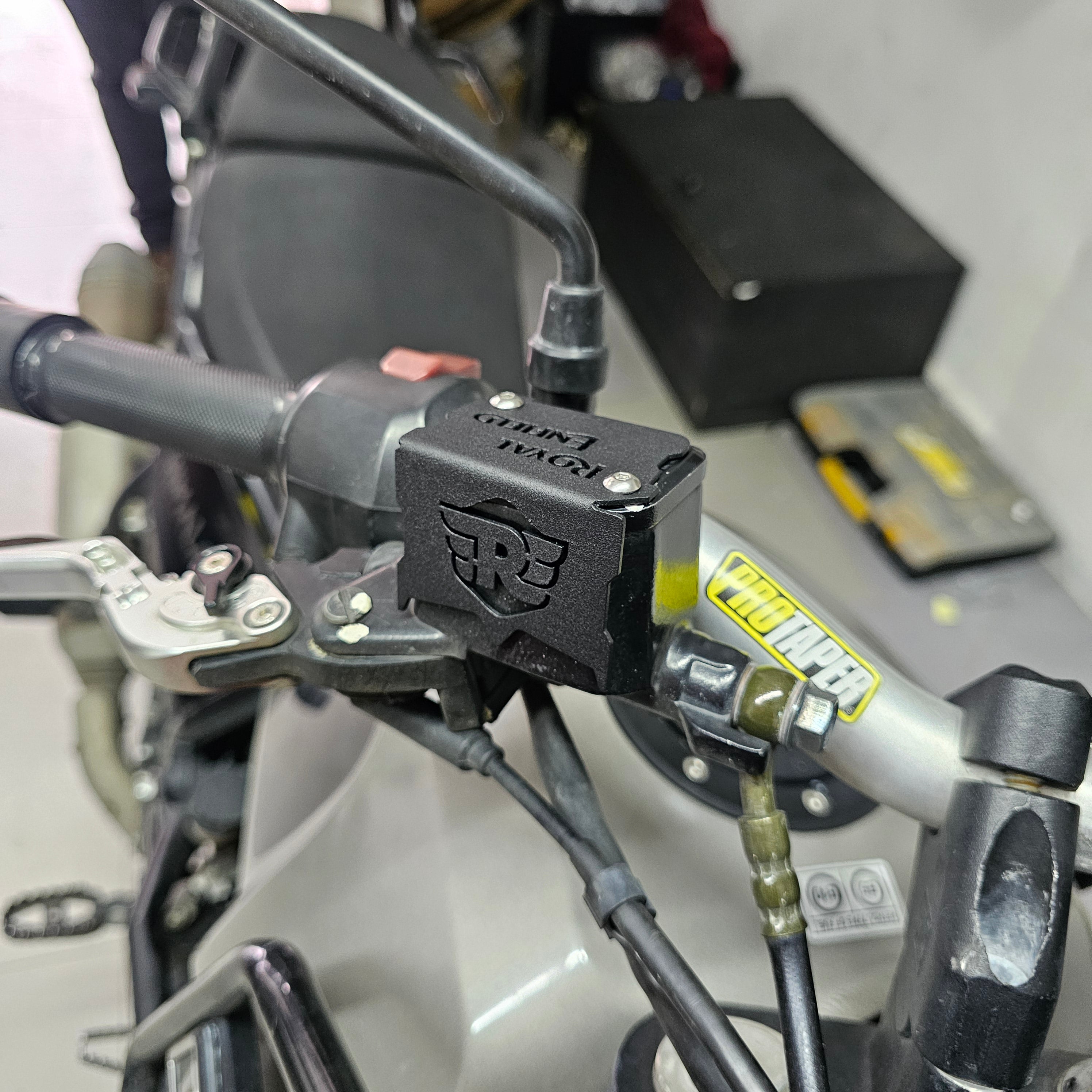 PROTECTOR DE BOMBA O DEPOSITO DE LIQUIDO DE FRENO DELANTERO EN ACERO ROYAL ENFIELD HIMALAYAN/SCRAM 411