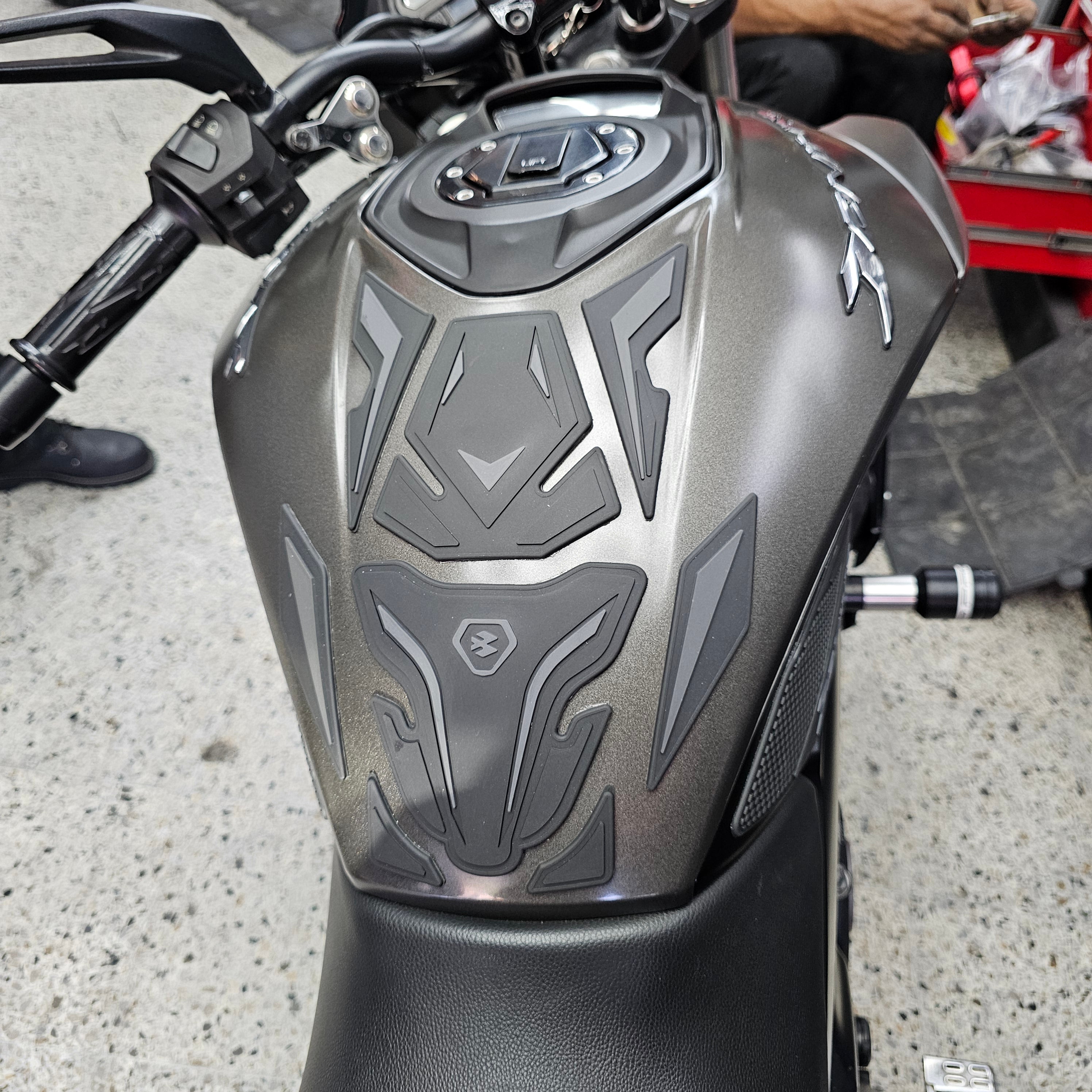 STOMPGRIPS - PROTECTORES DE TANQUE SPECIAL EDITION BAJAJ DOMINAR 250 - 400 UG