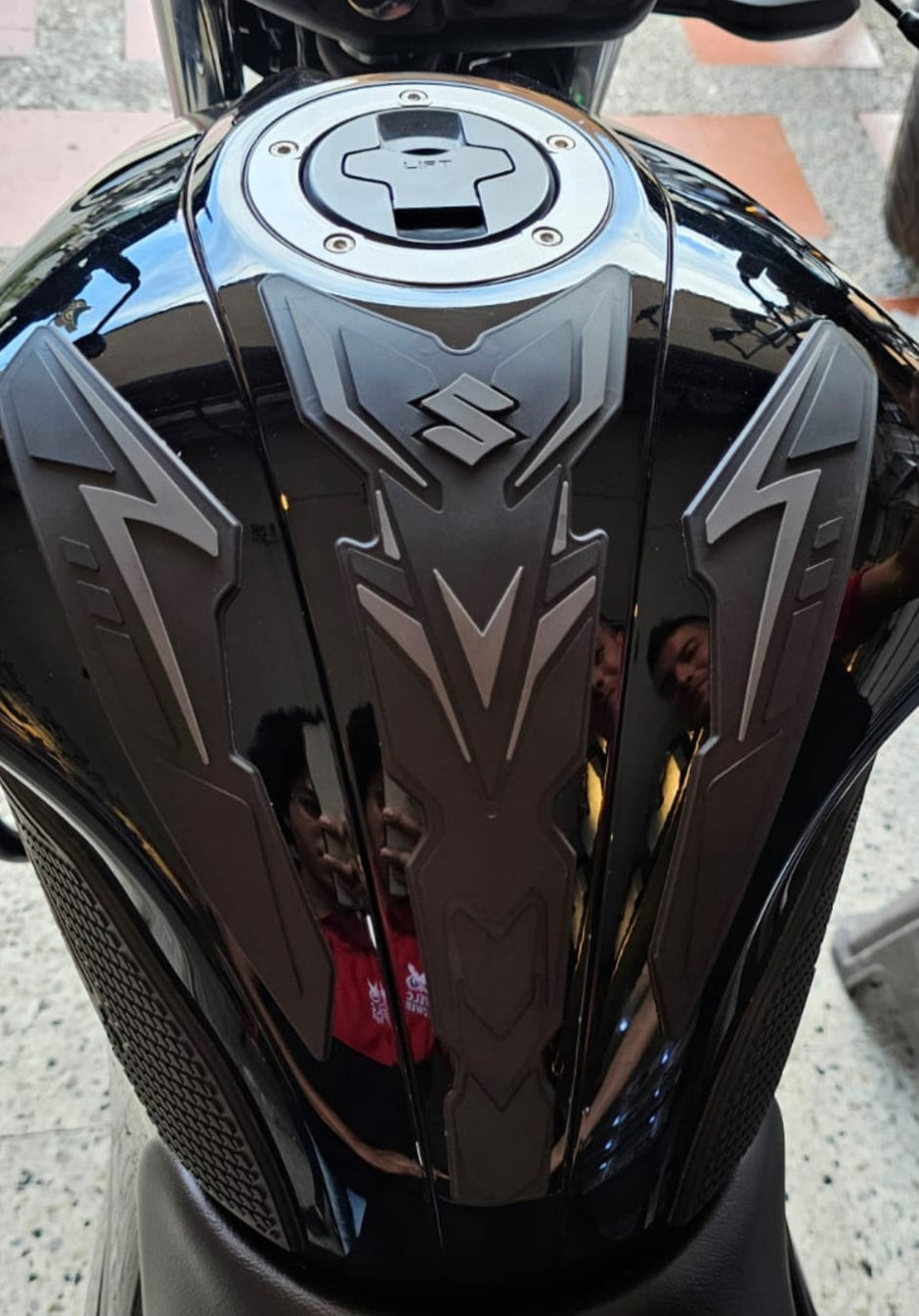 STOMPGRIPS - PROTECTORES DE TANQUE SPECIAL EDITION SUZUKI GIXXER 150 FI - GIXXER 250 FI - GIXXER 150 SF - GIXXER 250 SF