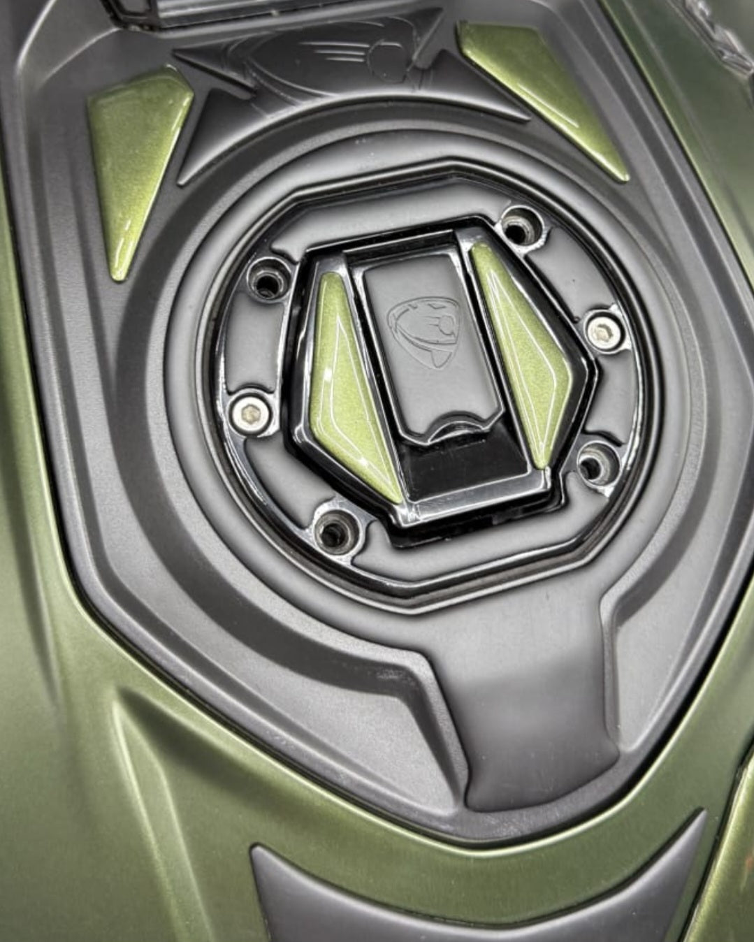 STOMPGRIPS - PROTECTORES DE TANQUE LUXUS PROTECT BAJAJ DOMINAR 250 - 400 UG