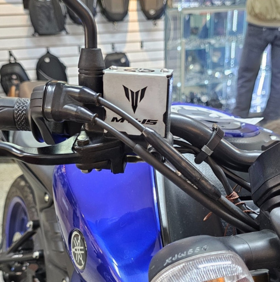 PROTECTOR DE BOMBA O DEPOSITO DE LIQUIDO DE FRENO DELANTERO EN ACERO YAMAHA MT-15