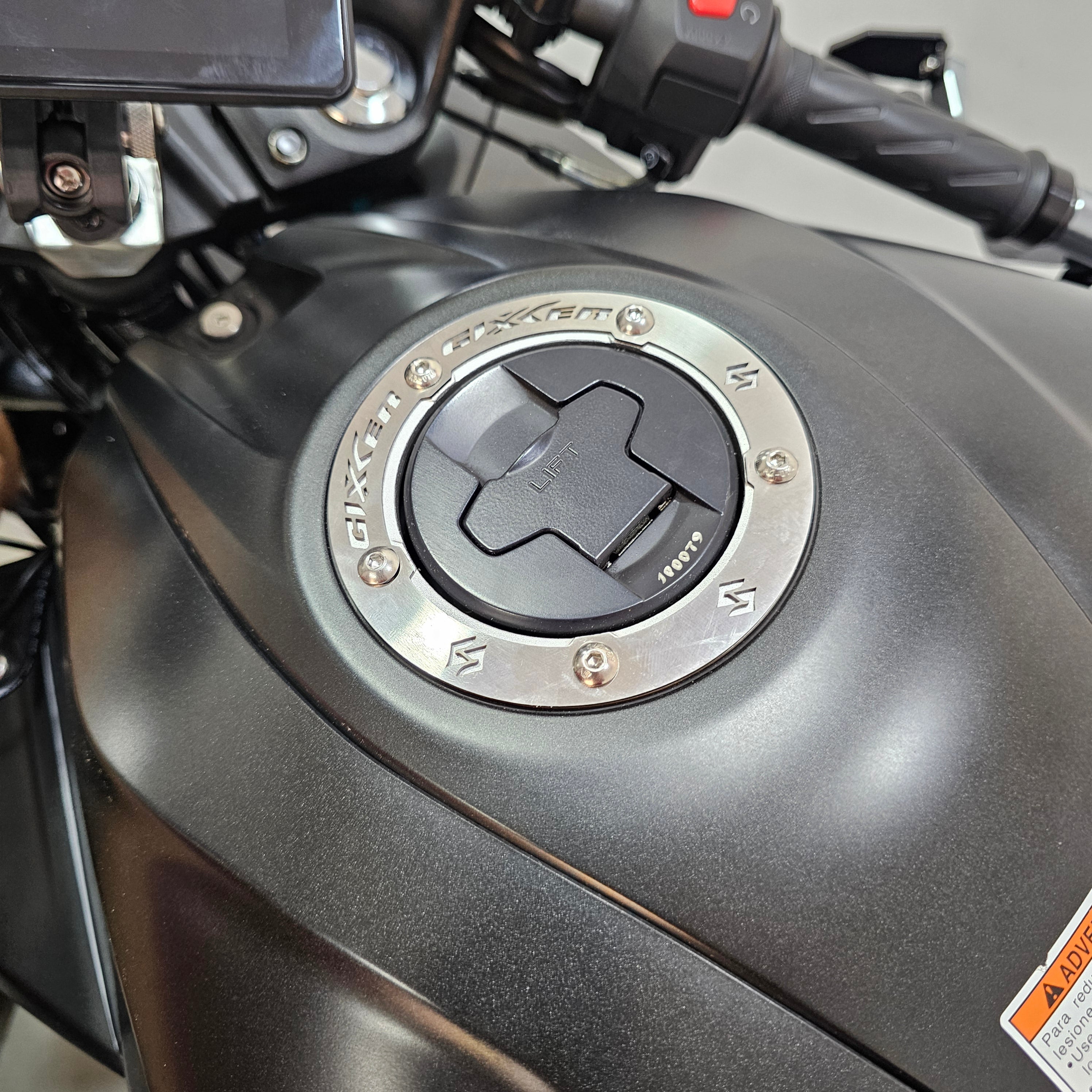 PROTECTOR DE TAPA TANQUE O ARO DE GASOLINA EN ACERO SUZUKI GIXXER 150 FI- GIXXER 150 SF - GIXXER 250 FI - GIXXER 250 SF