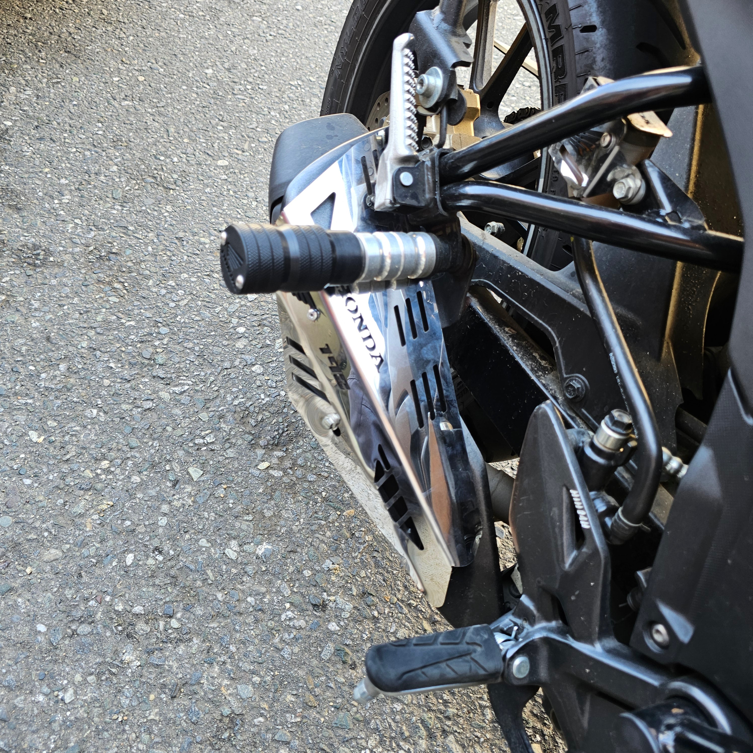 PROTECTOR DE EXOSTO EN ACERO HONDA NX 190 - CB 190R 2.0 2025