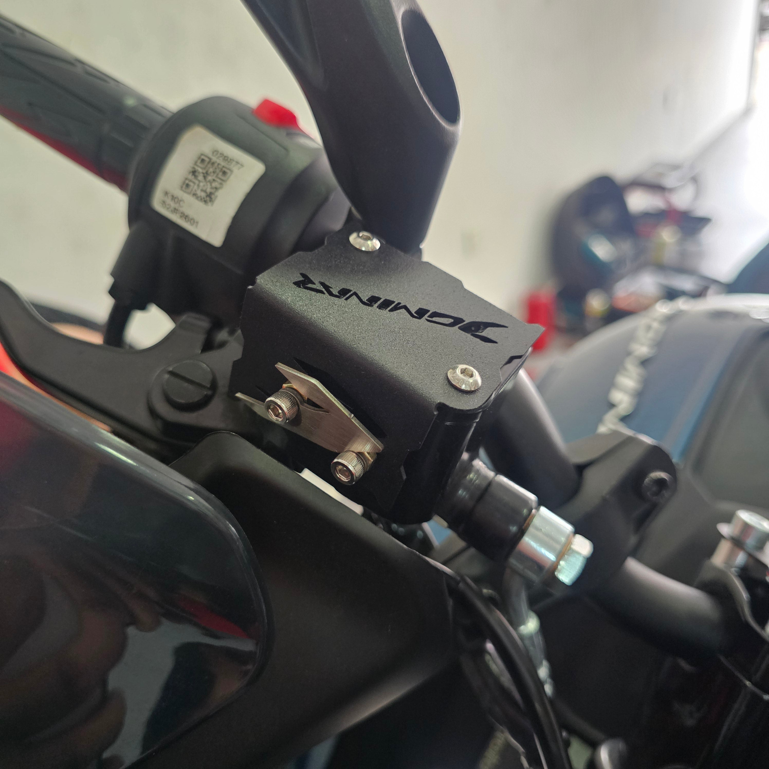 PROTECTOR DE BOMBA O DEPOSITO DE LIQUIDO DE FRENO DELANTERO EN ACERO BAJAJ DOMINAR 250 - 400 UG