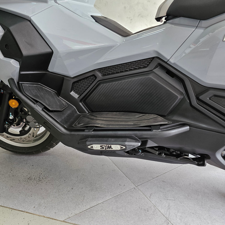 BARRA DE PROTECCIÓN CON SLIDER CARBONO SIX SYM ADXTG 150 DELANTERO