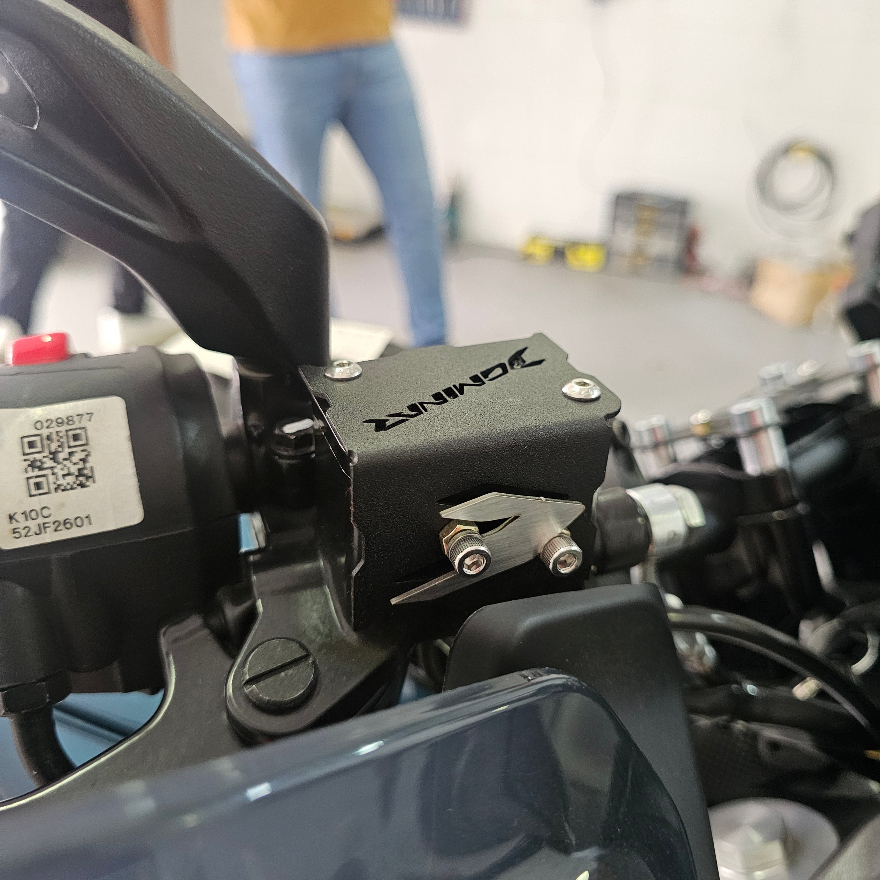 PROTECTOR DE BOMBA O DEPOSITO DE LIQUIDO DE FRENO DELANTERO EN ACERO BAJAJ DOMINAR 250 - 400 UG