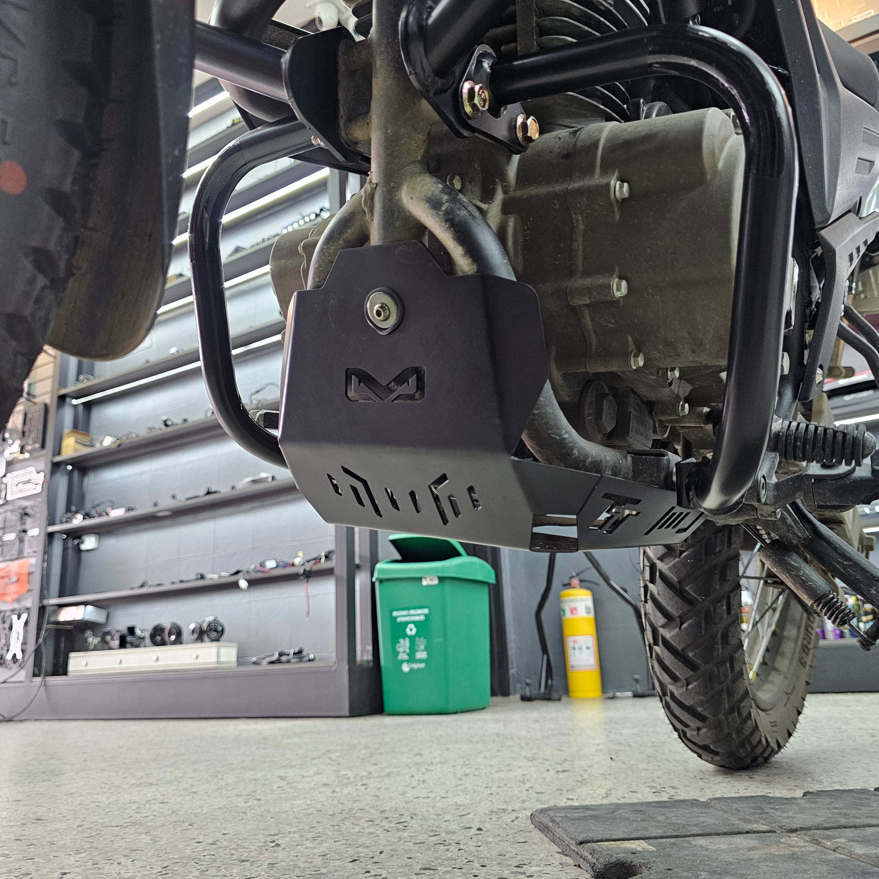 PECHERA / PROTECTOR DE MOTOR ARMO AKT TTR 2014/2024 - TTR 2025 - TTDS - TT 200 2026