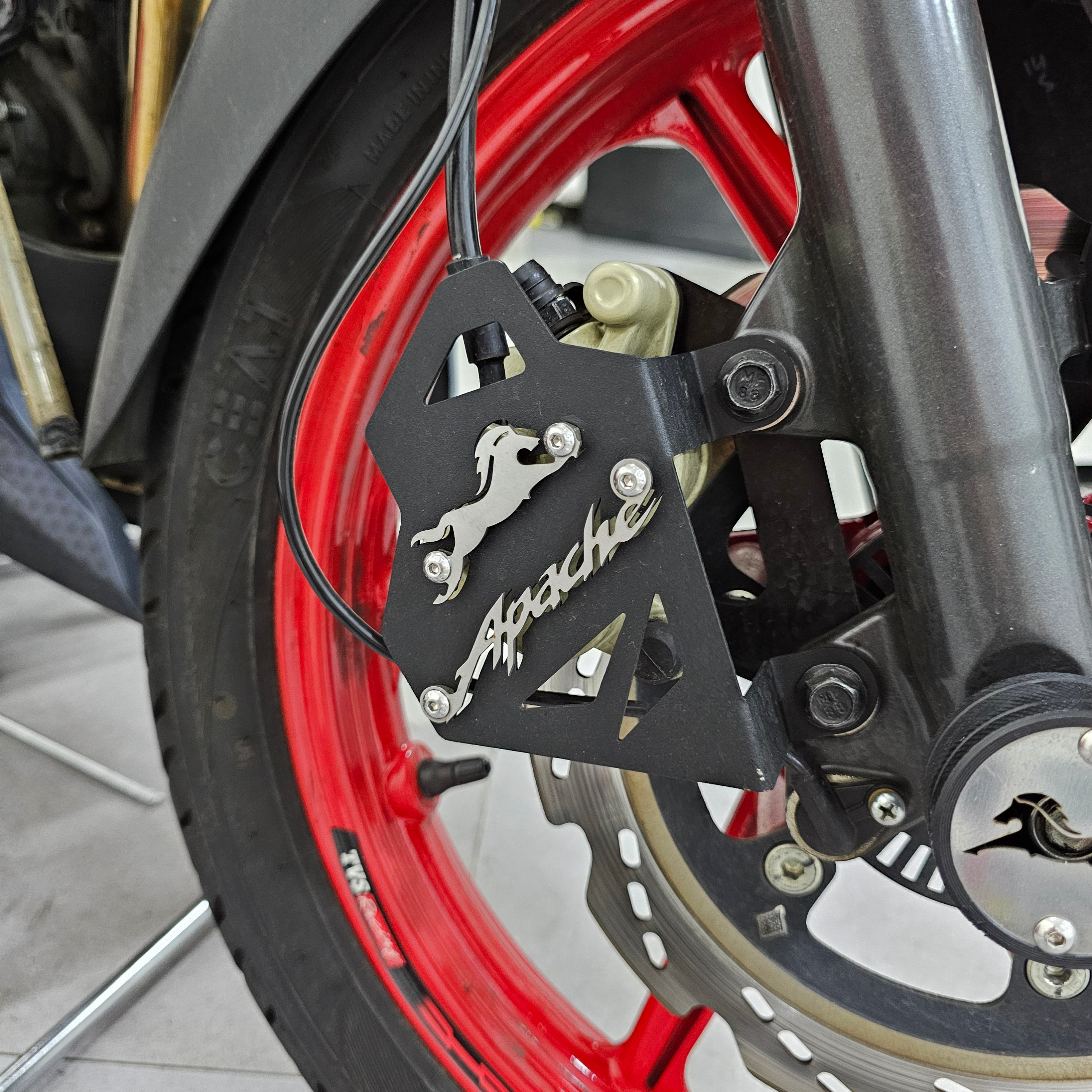 PROTECTOR DE CALIPER EN ACERO TVS APACHE 160/180 2V - TVS APACHE 160/200 4V