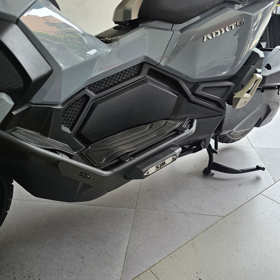 BARRA DE PROTECCIÓN CON SLIDER CARBONO SIX SYM ADXTG 150 DELANTERO