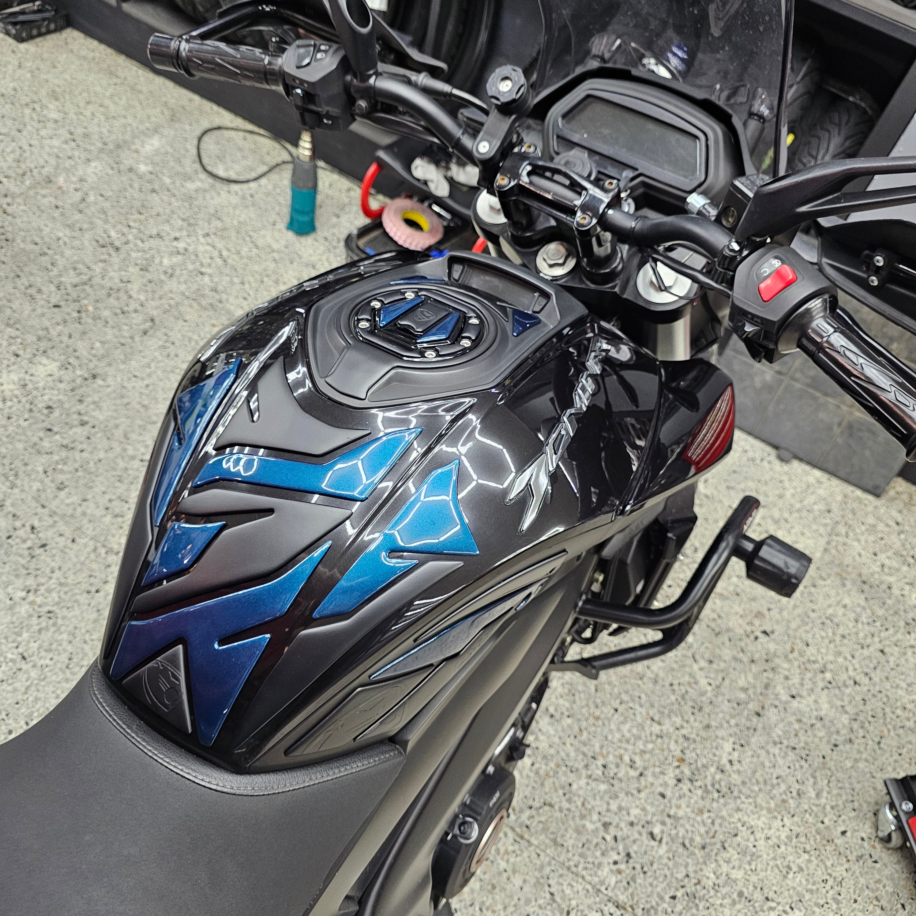 STOMPGRIPS - PROTECTORES DE TANQUE LUXUS PROTECT BAJAJ DOMINAR 250 - 400 UG