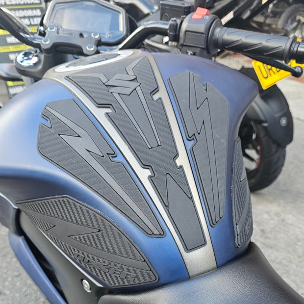STOMPGRIPS - PROTECTORES DE TANQUE SPECIAL EDITION SUZUKI GIXXER 150 FI - GIXXER 250 FI - GIXXER 150 SF - GIXXER 250 SF