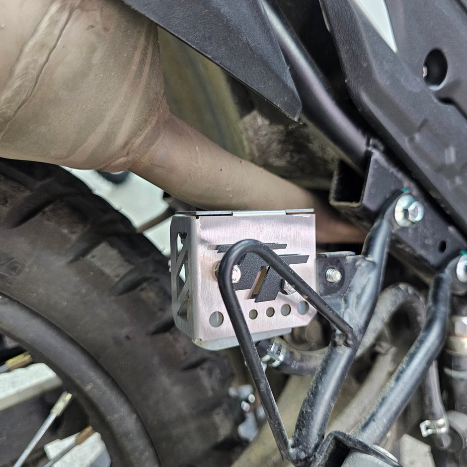 PROTECTOR DE BOMBA O DEPOSITO DE LIQUIDO DE FRENO TRASERO EN ACERO AKT TTR 2014/2024 - TTR 2025 - TTDS - TT 200 2026