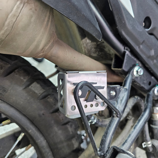 PROTECTOR DE BOMBA O DEPOSITO DE LIQUIDO DE FRENO TRASERO EN ACERO AKT TTR 2014/2024 - TTR 2025 - TTDS - TT 200 2026