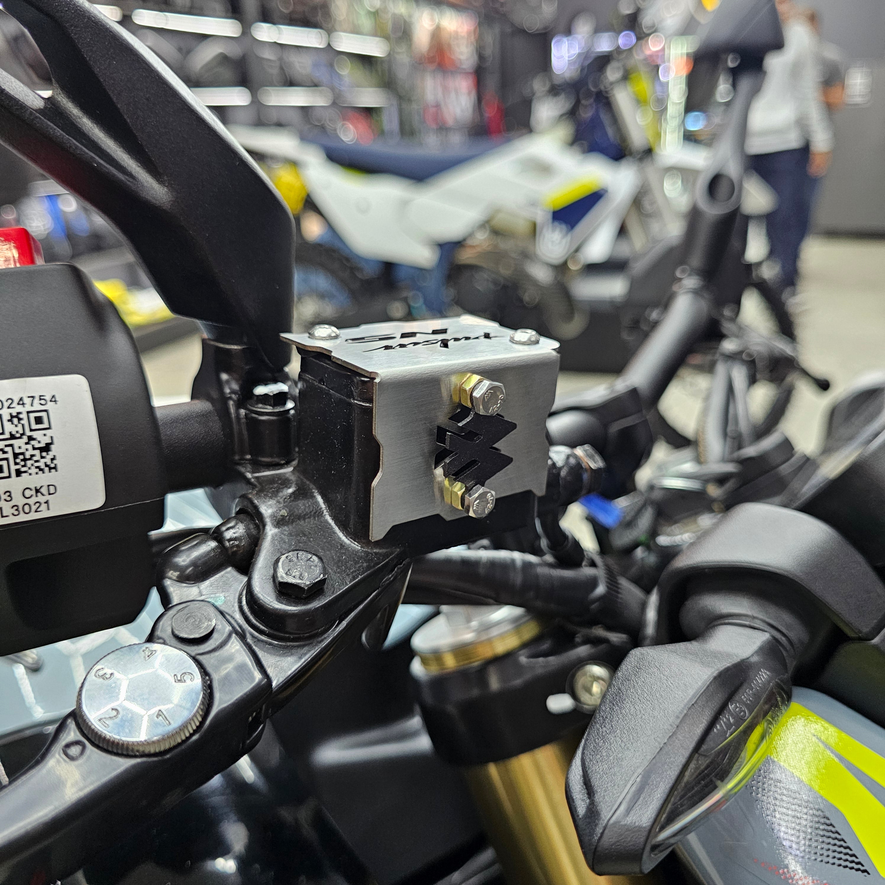 PROTECTOR DE BOMBA O DEPOSITO DE LIQUIDO DE FRENO DELANTERO EN ACERO BAJAJ PULSAR NS400Z - PULSAR NS 200 - 160