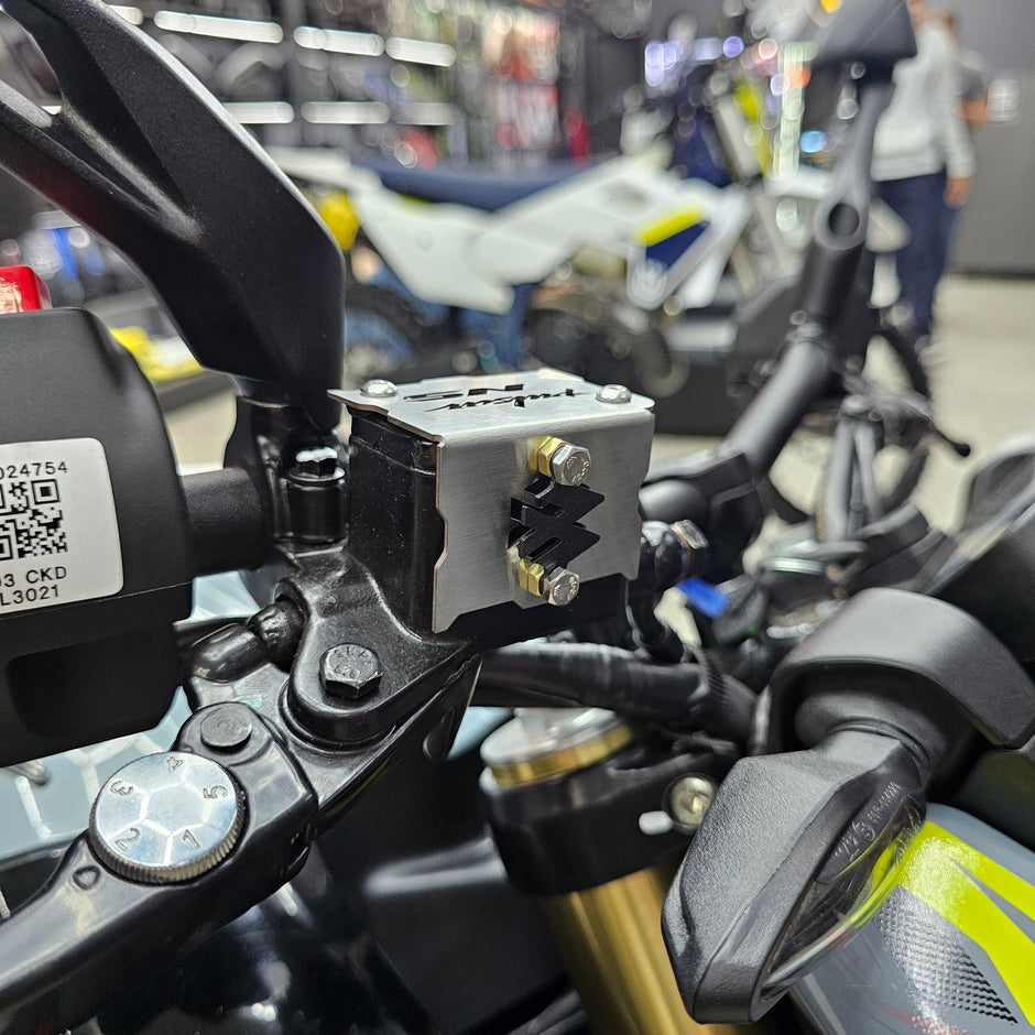 PROTECTOR DE BOMBA O DEPOSITO DE LIQUIDO DE FRENO DELANTERO EN ACERO BAJAJ PULSAR NS400Z - PULSAR NS 200 - 160