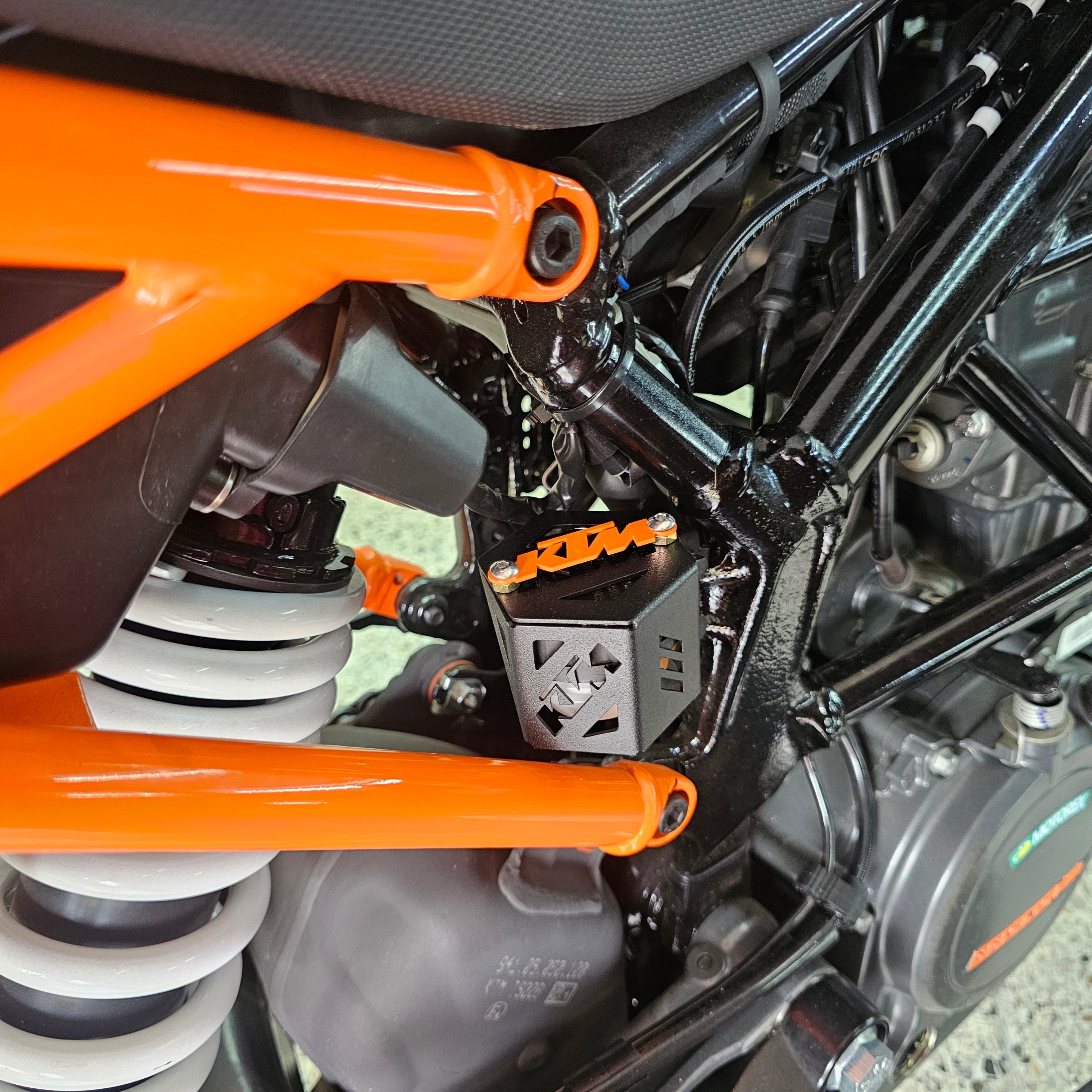 PROTECTOR DE BOMBA O DEPOSITO DE LIQUIDO DE FRENO TRASERO EN ACERO KTM DUKE 200/250/390 G3