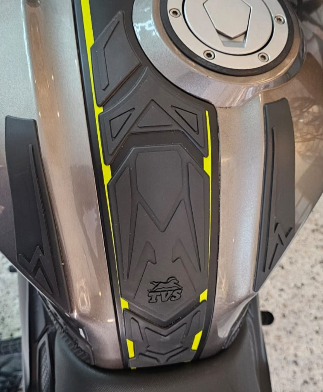 STOMPGRIPS - PROTECTORES DE TANQUE SPECIAL EDITION TVS APACHE 160/180 2V - TVS APACHE 160/200 4V