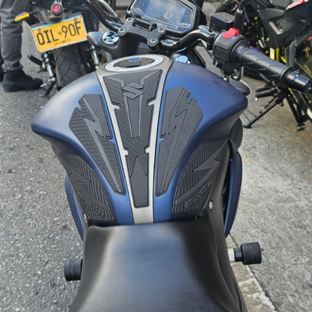 STOMPGRIPS - PROTECTORES DE TANQUE SPECIAL EDITION SUZUKI GIXXER 150 FI - GIXXER 250 FI - GIXXER 150 SF - GIXXER 250 SF
