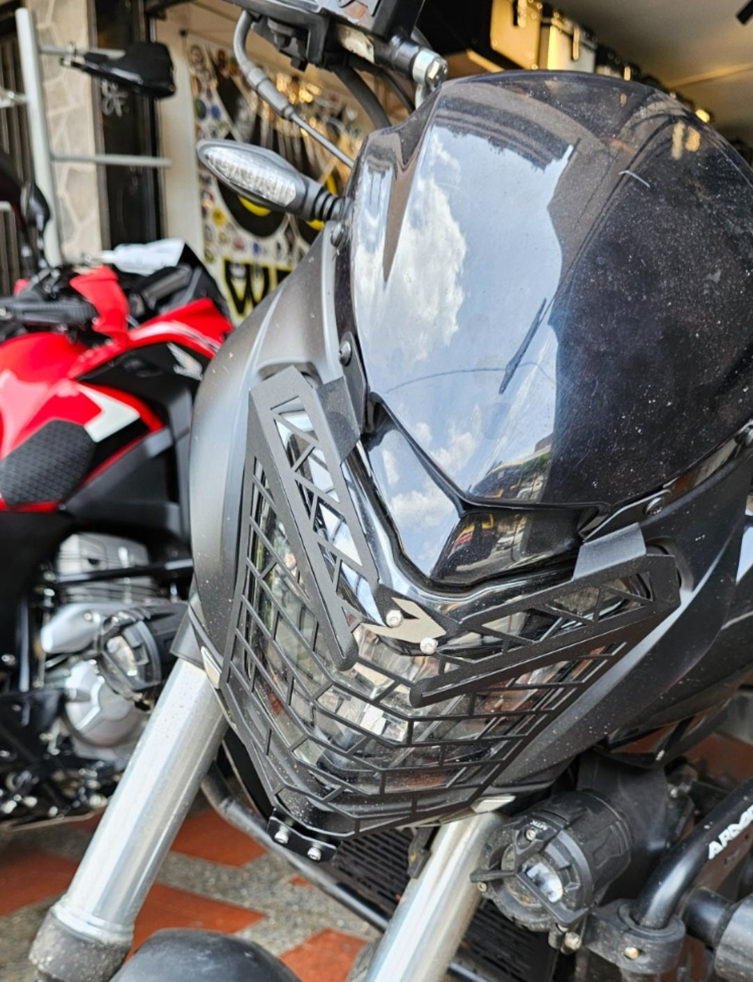 PROTECTOR DE FAROLA EN ACERO BAJAJ DOMINAR 250 - 400 UG