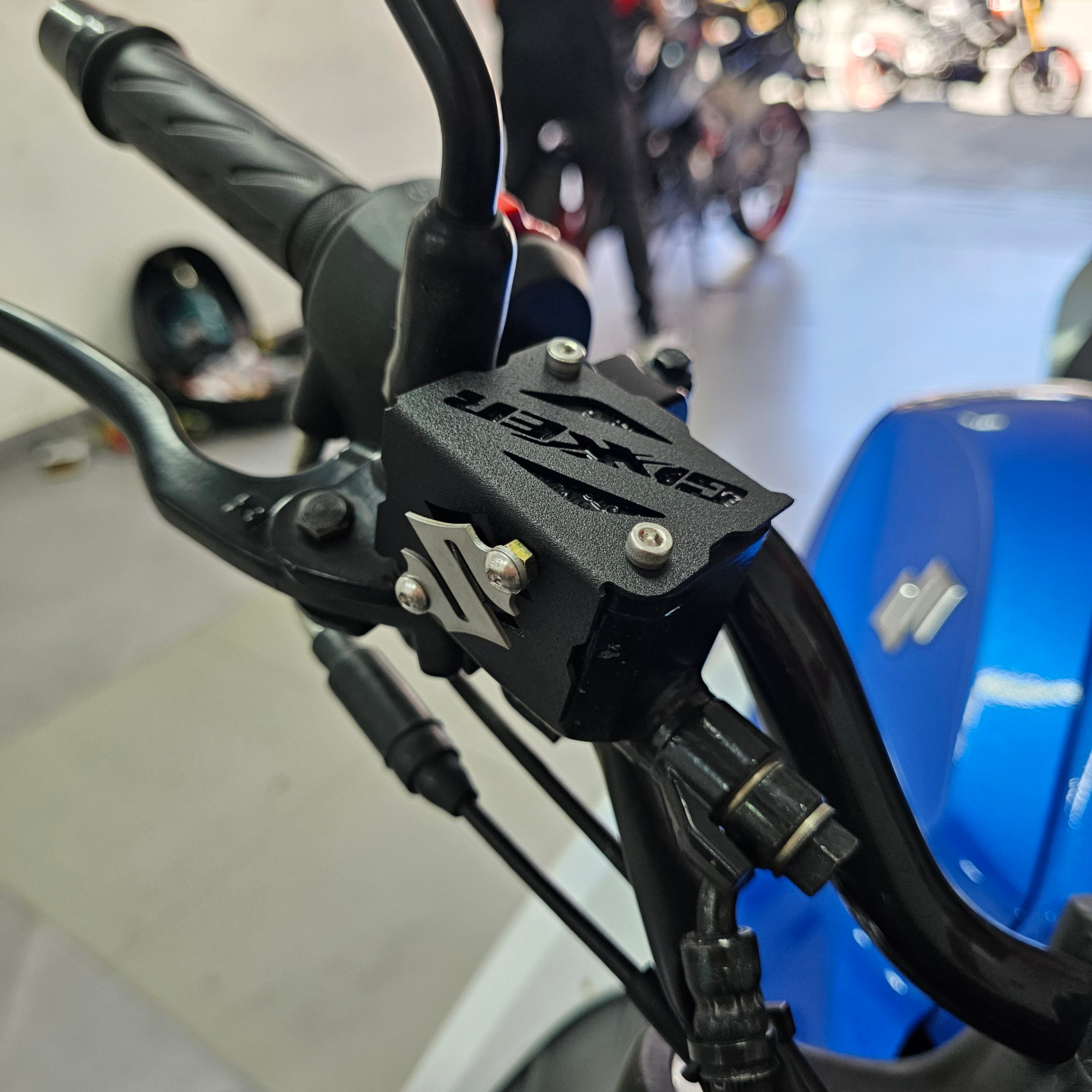 PROTECTOR DE BOMBA O DEPOSITO DE LIQUIDO DE FRENO DELANTERO EN ACERO SUSUZKI GIXXER 150 MV - GIXXER 150 FI - GIXXER 250 FI - GIXXER 150 SF - GIXXER 250 SF