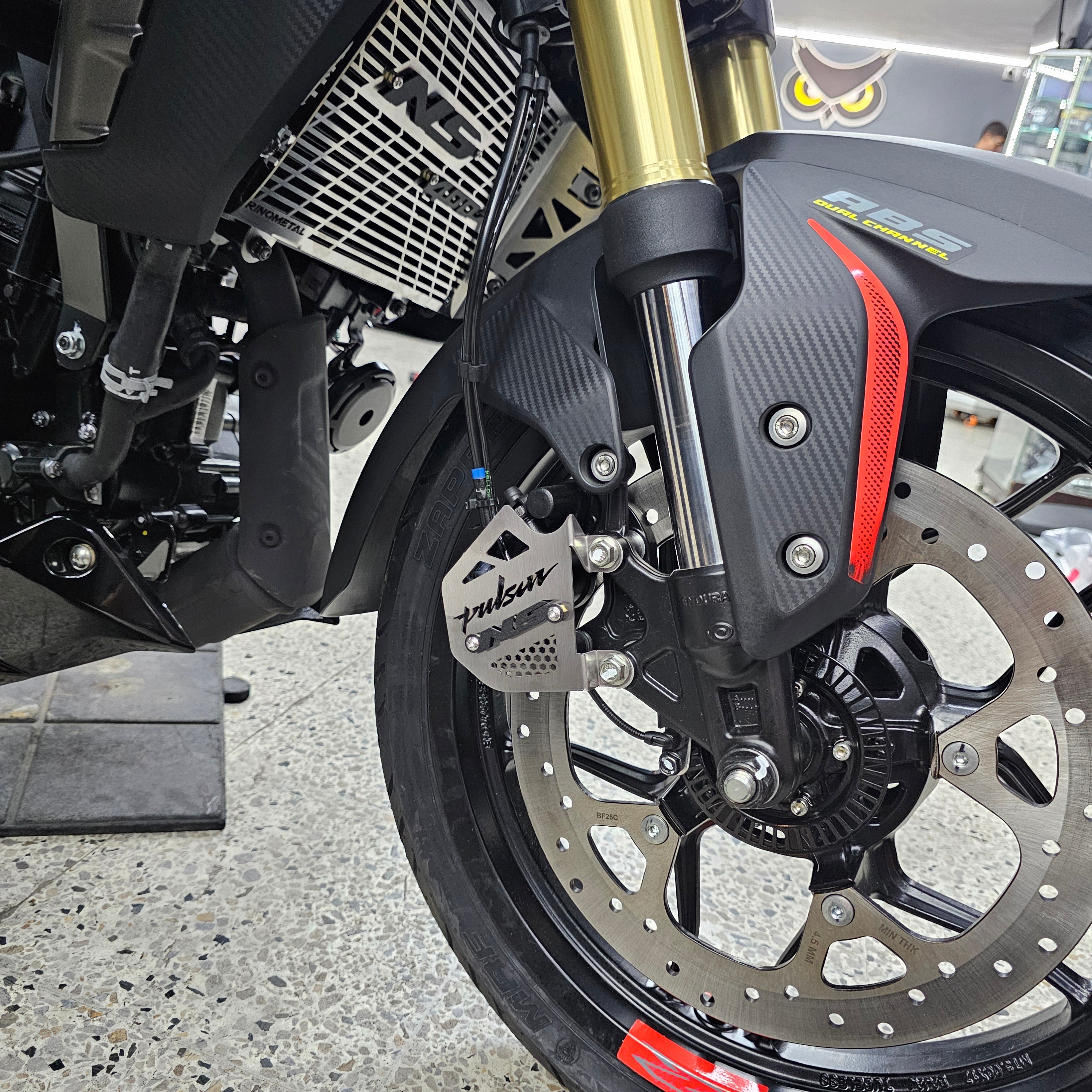 PROTECTOR DE CALIPER EN ACERO BAJAJ PULSAR NS 200 UG - BAJAJ PULSAR NS400Z