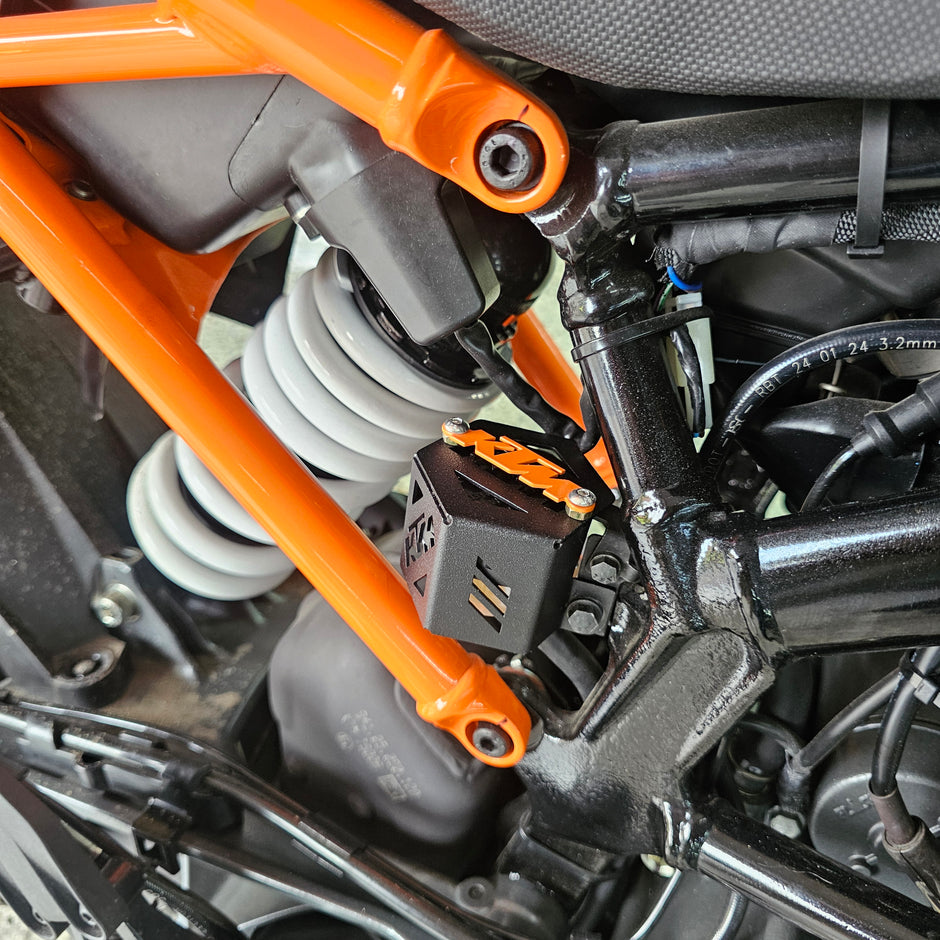 PROTECTOR DE BOMBA O DEPOSITO DE LIQUIDO DE FRENO TRASERO EN ACERO KTM DUKE 200/250/390 G3