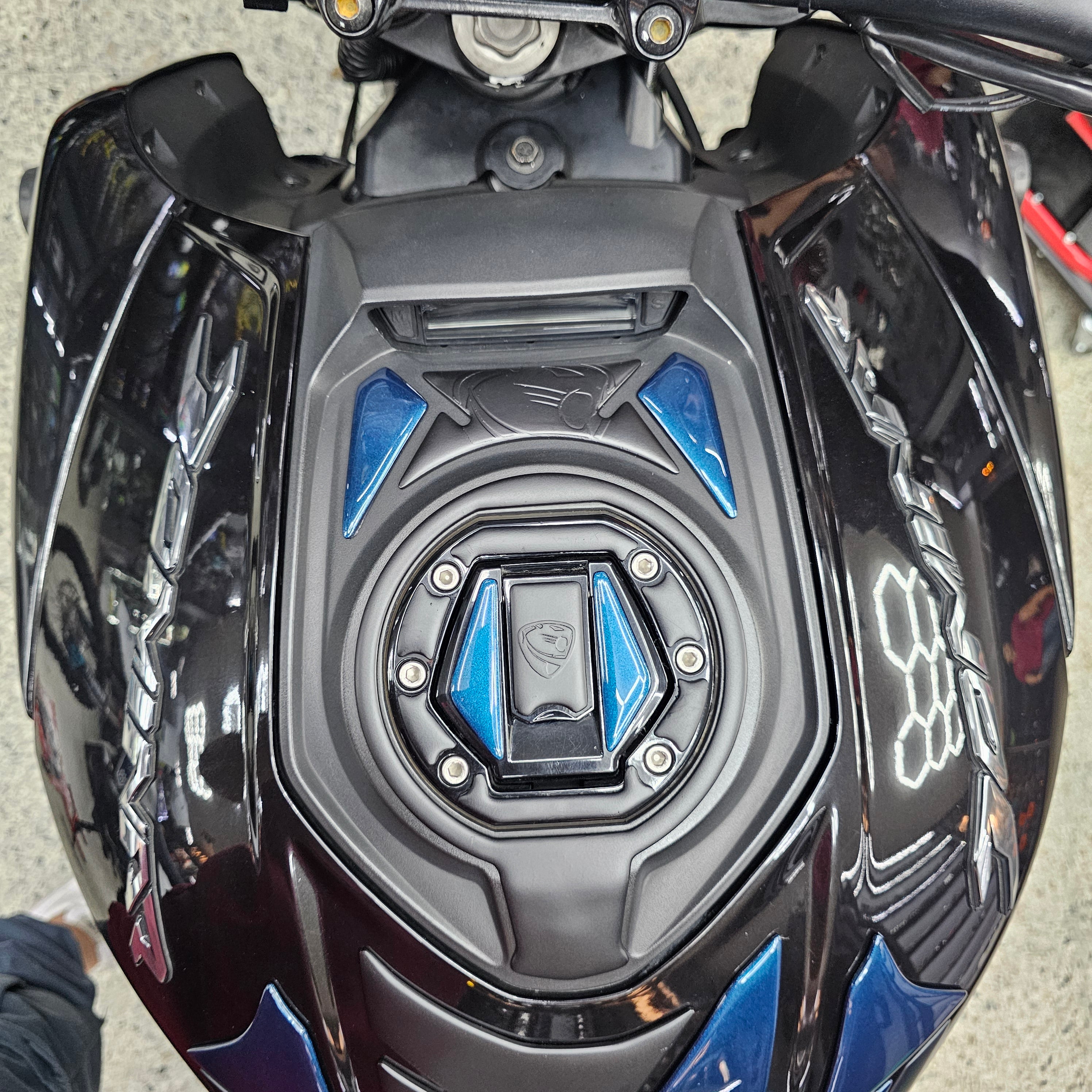 STOMPGRIPS - PROTECTORES DE TANQUE LUXUS PROTECT BAJAJ DOMINAR 250 - 400 UG