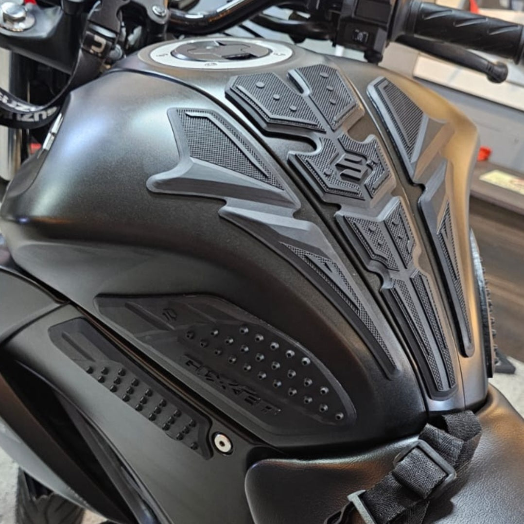 STOMPGRIPS - PROTECTORES DE TANQUE 3D SUZUKI GIXXER 150 FI - GIXXER 250 FI - GIXXER 150 SF - GIXXER 250 SF (CENTRAL)