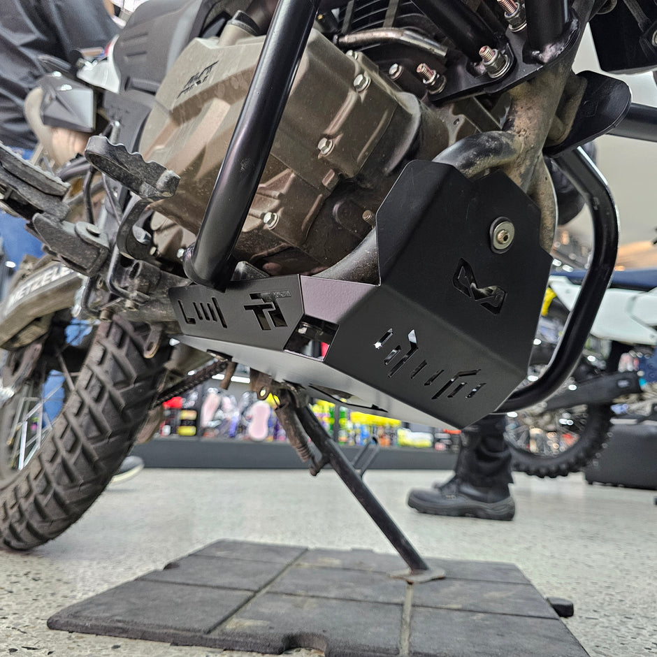 PECHERA / PROTECTOR DE MOTOR ARMO AKT TTR 2014/2024 - TTR 2025 - TTDS - TT 200 2026