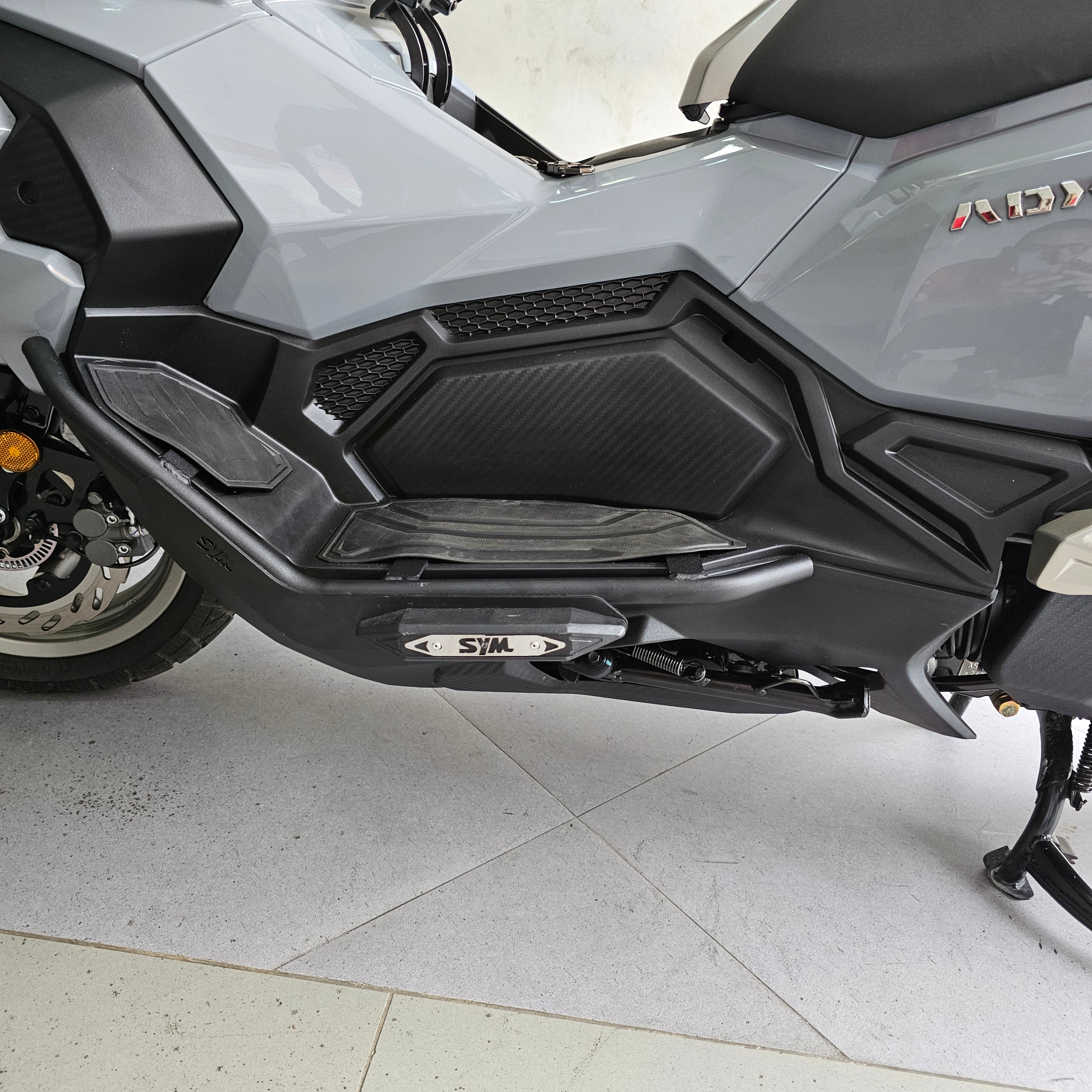 BARRA DE PROTECCIÓN CON SLIDER CARBONO SIX SYM ADXTG 150 DELANTERO