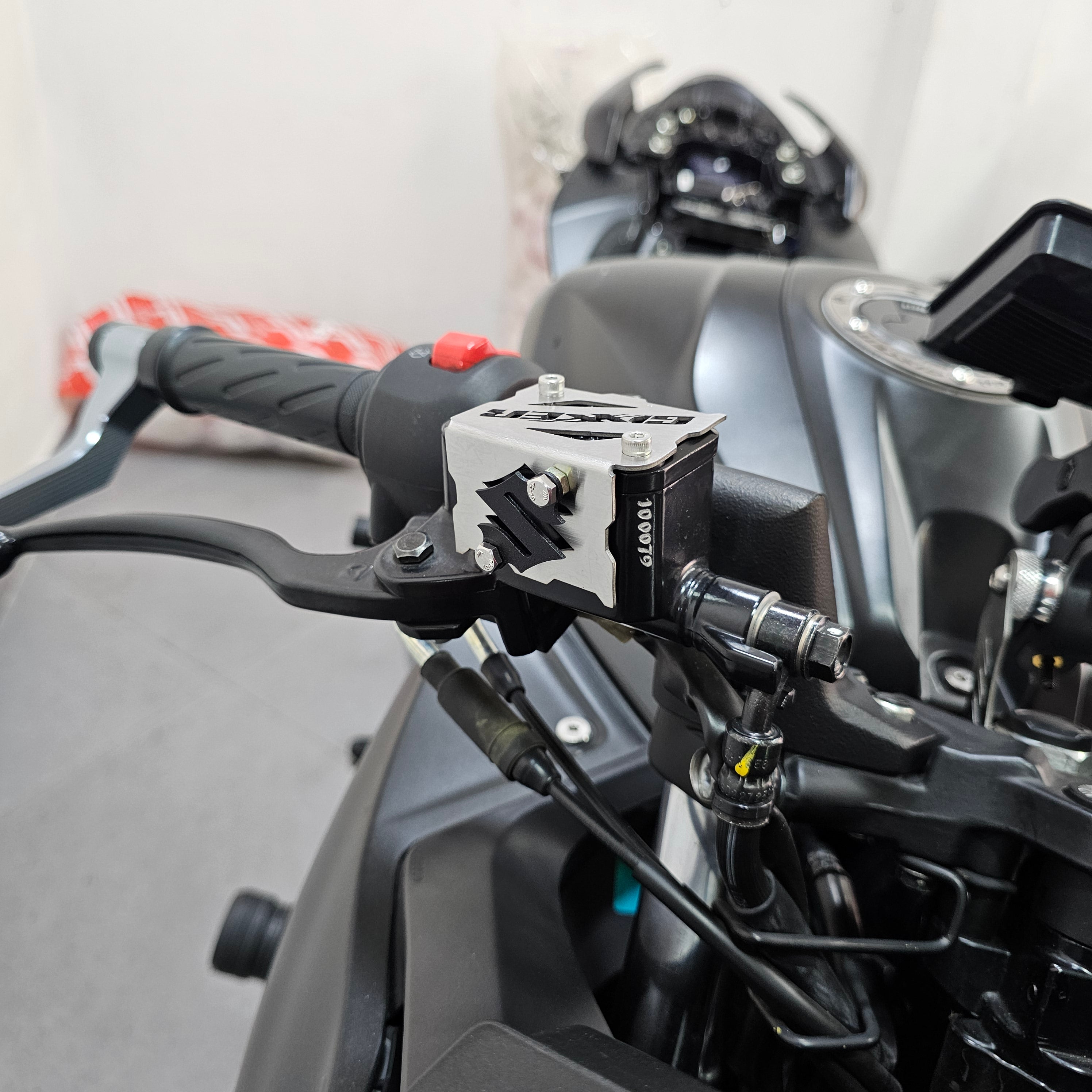 PROTECTOR DE BOMBA O DEPOSITO DE LIQUIDO DE FRENO DELANTERO EN ACERO SUSUZKI GIXXER 150 MV - GIXXER 150 FI - GIXXER 250 FI - GIXXER 150 SF - GIXXER 250 SF