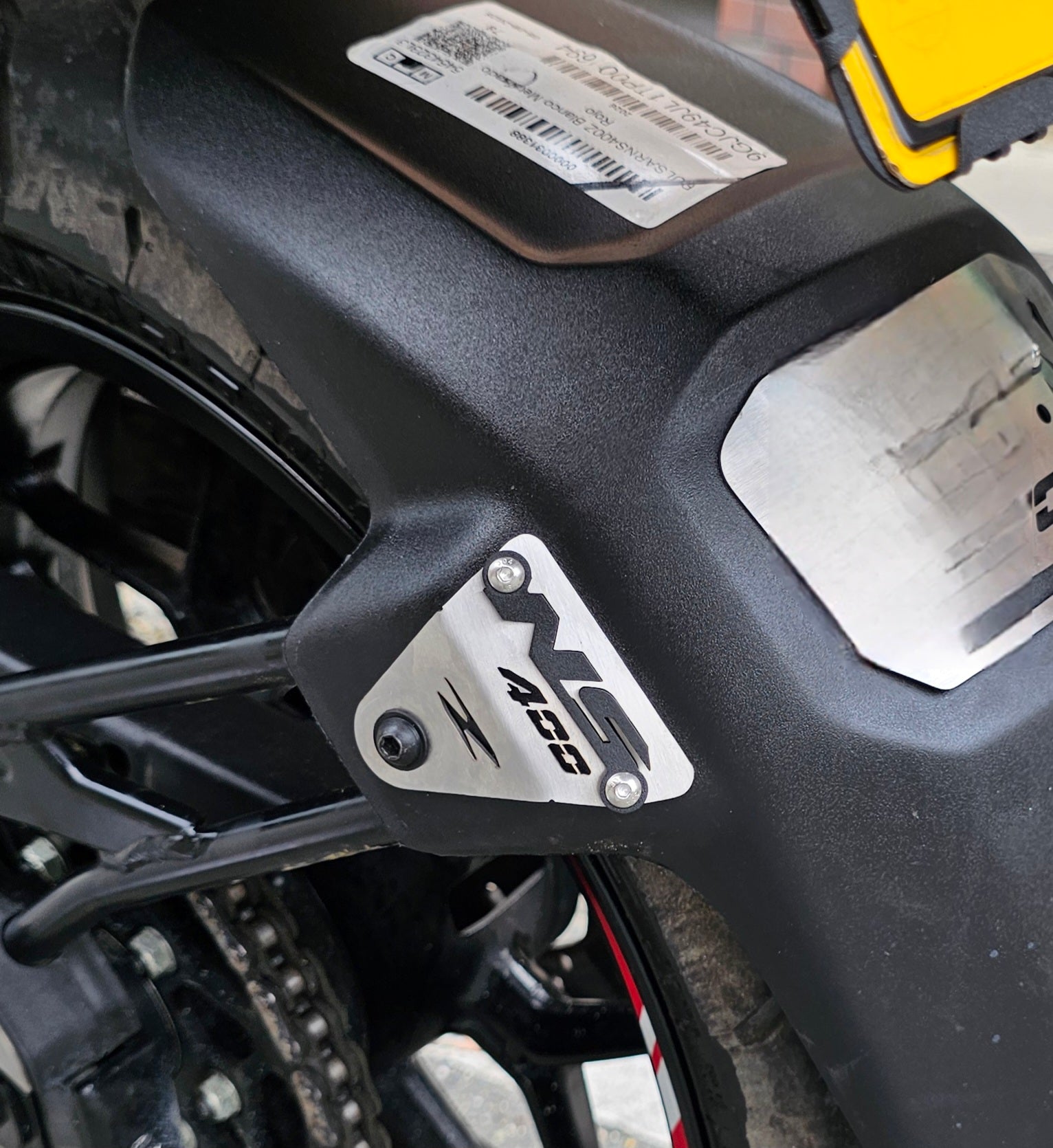 LUJO LATERAL GUARDABARRO EN ACERO BAJAJ PULSAR NS400Z