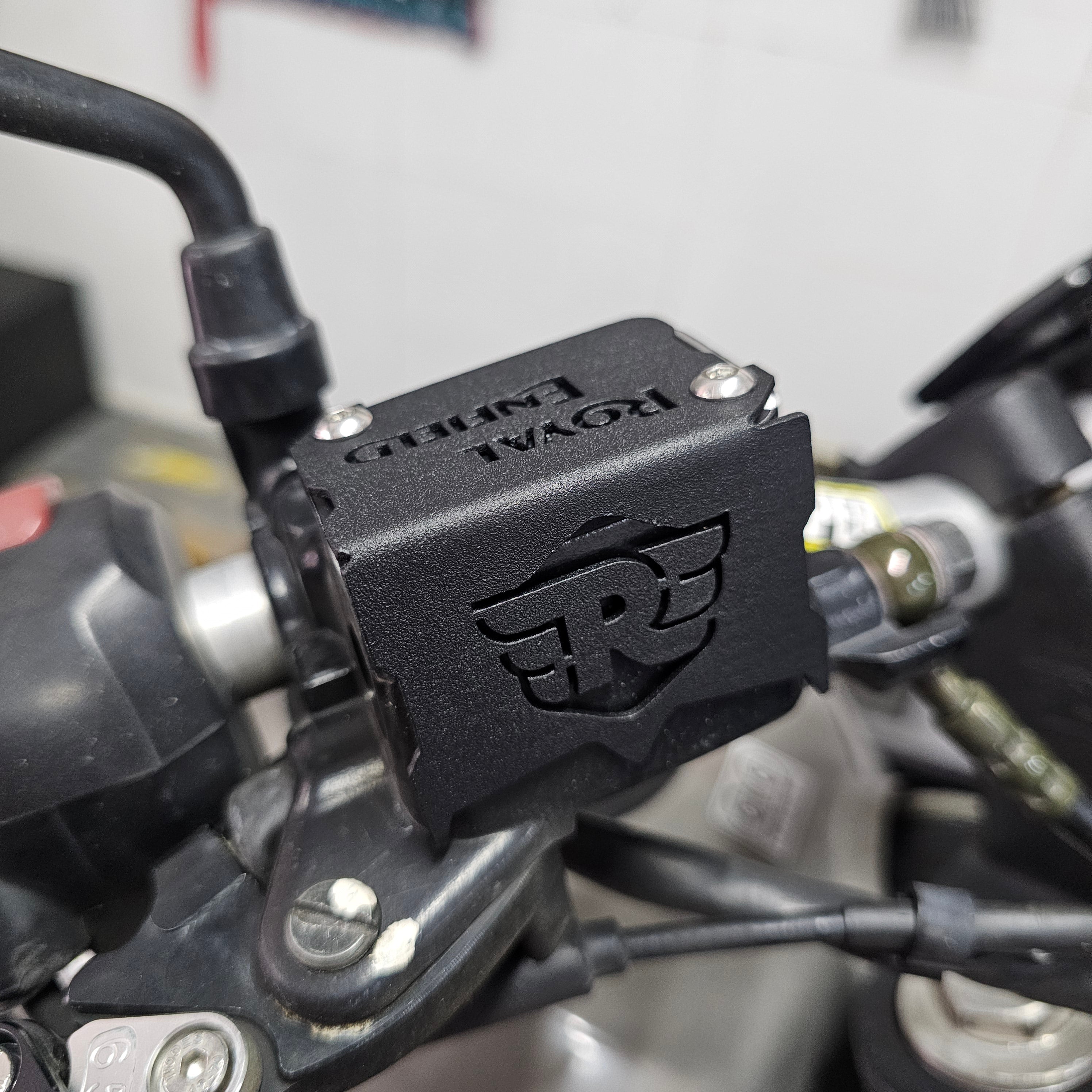 PROTECTOR DE BOMBA O DEPOSITO DE LIQUIDO DE FRENO DELANTERO EN ACERO ROYAL ENFIELD HIMALAYAN/SCRAM 411