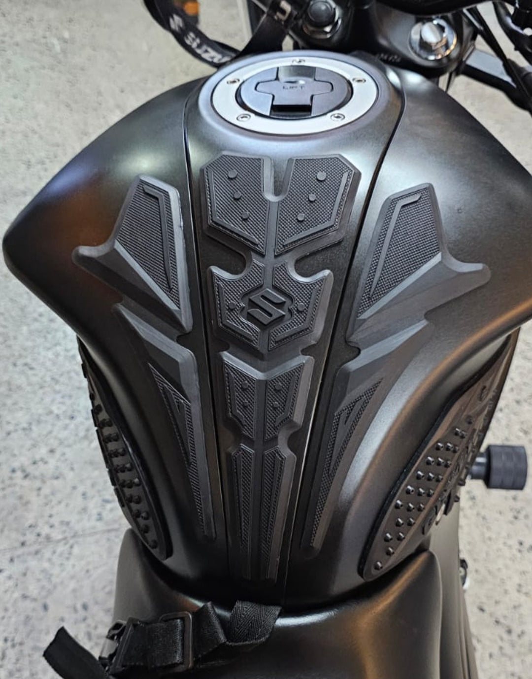 STOMPGRIPS - PROTECTORES DE TANQUE 3D SUZUKI GIXXER 150 FI - GIXXER 250 FI - GIXXER 150 SF - GIXXER 250 SF (CENTRAL)