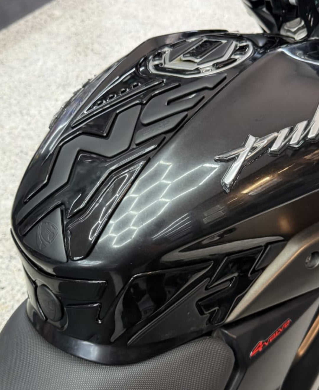 STOMPGRIPS - PROTECTORES DE TANQUE LUXUS PROTECT BAJAJ PULSAR NS400Z - PULSAR NS 200 - 160 - 150 - 125 UG