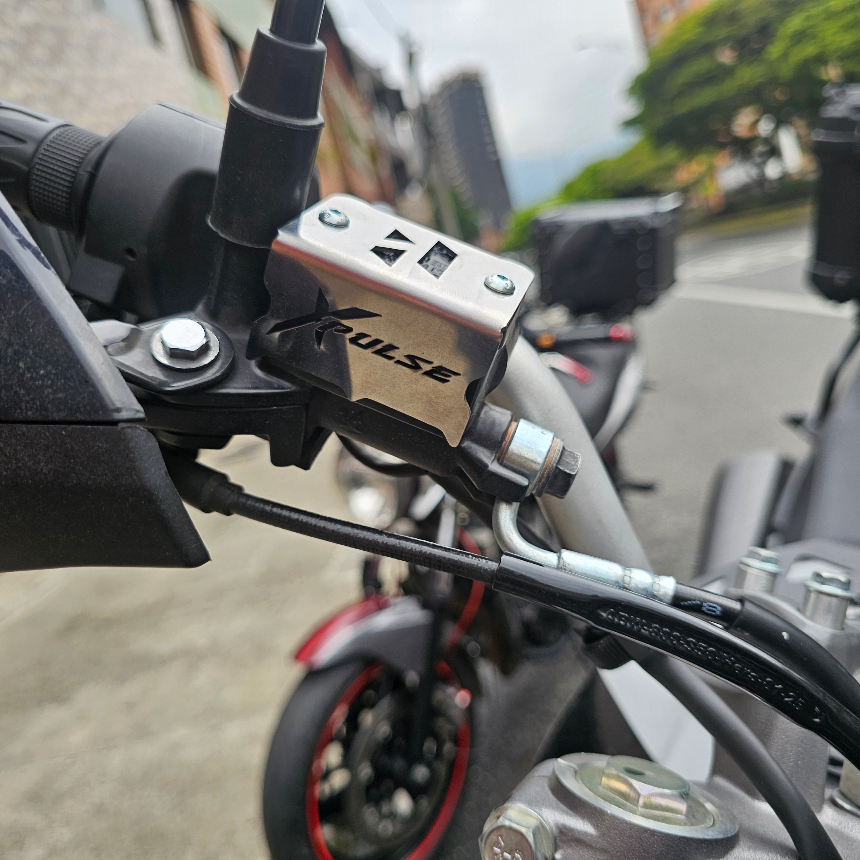 PROTECTOR DE BOMBA O DEPOSITO DE LIQUIDO DE FRENO DELANTERO EN ACERO HERO XPULSE 200 - 4V