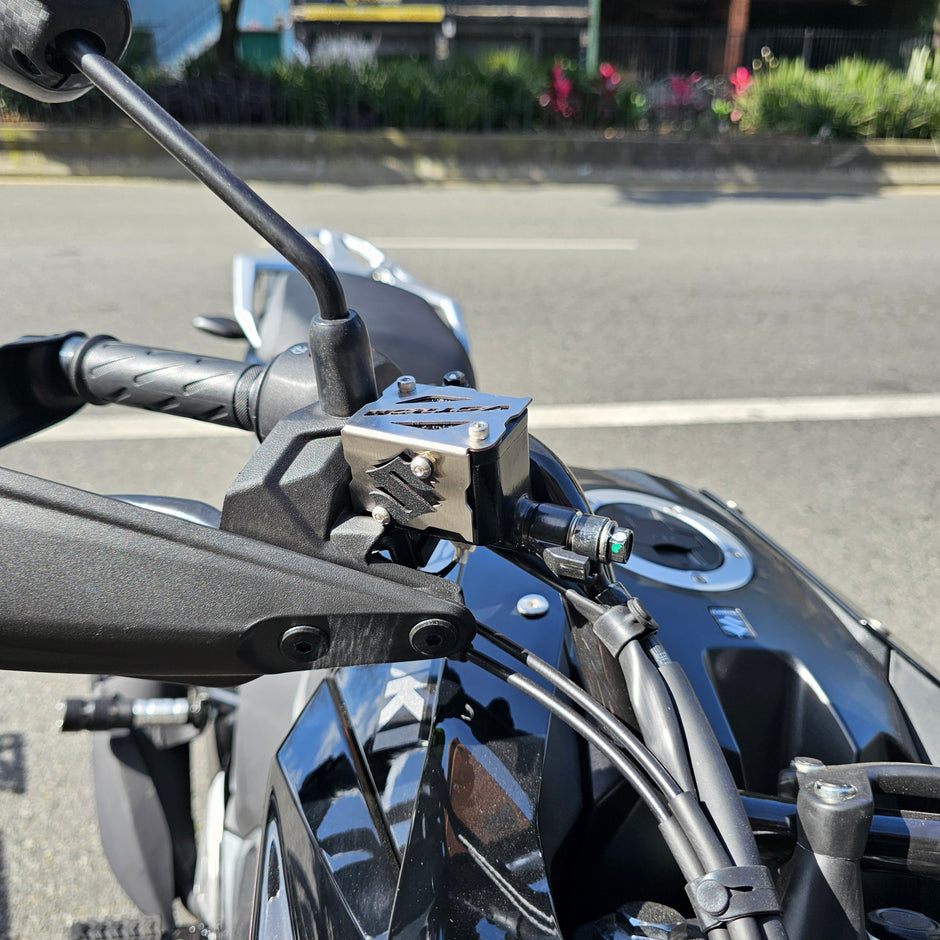PROTECTOR DE BOMBA O DEPOSITO DE LIQUIDO DE FRENO DELANTERO EN ACERO SUZUKI VSTROM 250 SX