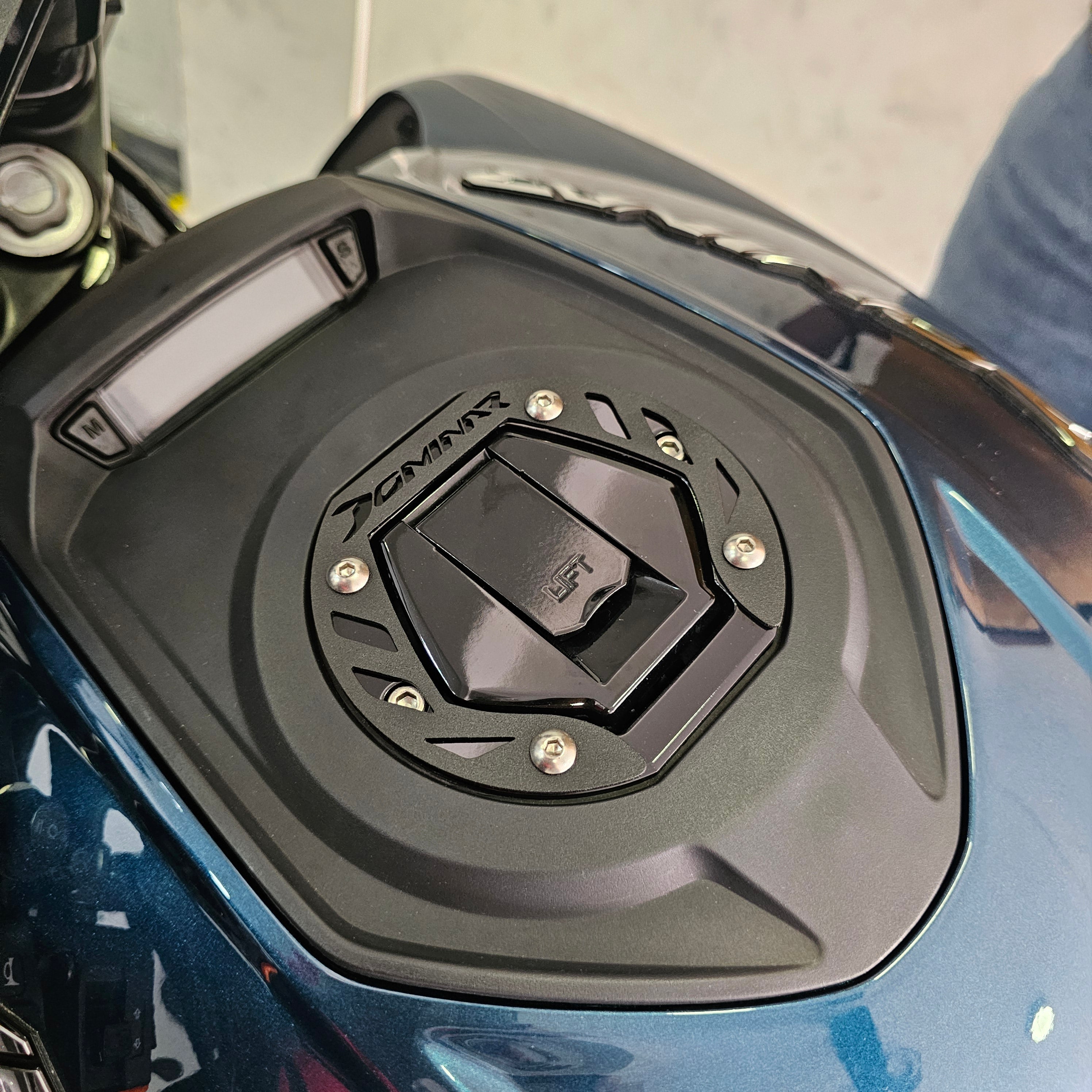 PROTECTOR DE TAPA TANQUE O ARO DE GASOLINA EN ACERO BAJAJ DOMINAR 250 - 400 UG