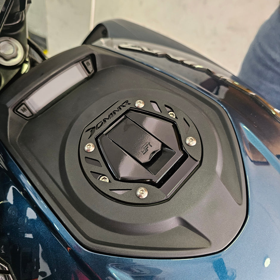 PROTECTOR DE TAPA TANQUE O ARO DE GASOLINA EN ACERO BAJAJ DOMINAR 250 - 400 UG