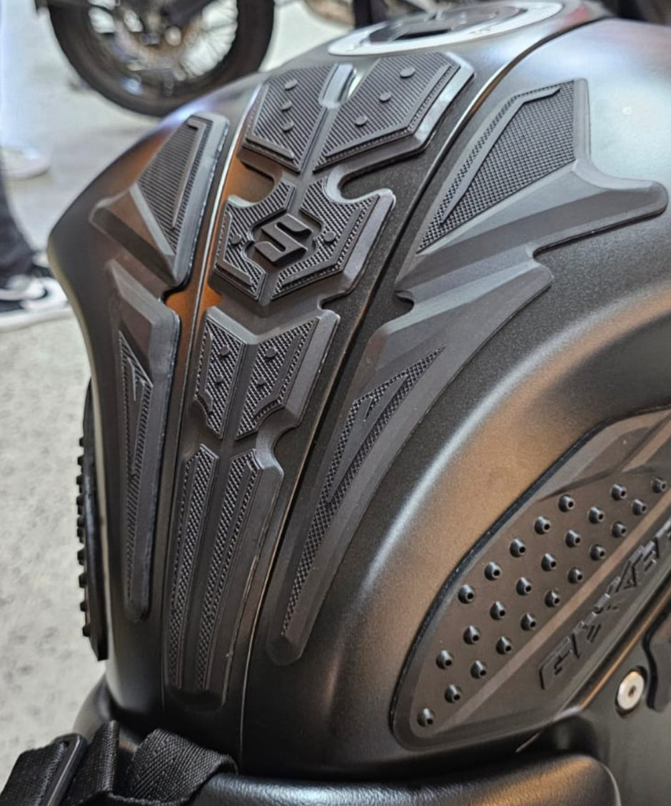 STOMPGRIPS - PROTECTORES DE TANQUE 3D SUZUKI GIXXER 150 FI - GIXXER 250 FI - GIXXER 150 SF - GIXXER 250 SF (LATERALES)