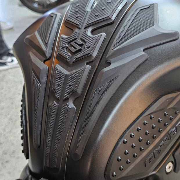 STOMPGRIPS - PROTECTORES DE TANQUE 3D SUZUKI GIXXER 150 FI - GIXXER 250 FI - GIXXER 150 SF - GIXXER 250 SF (LATERALES)