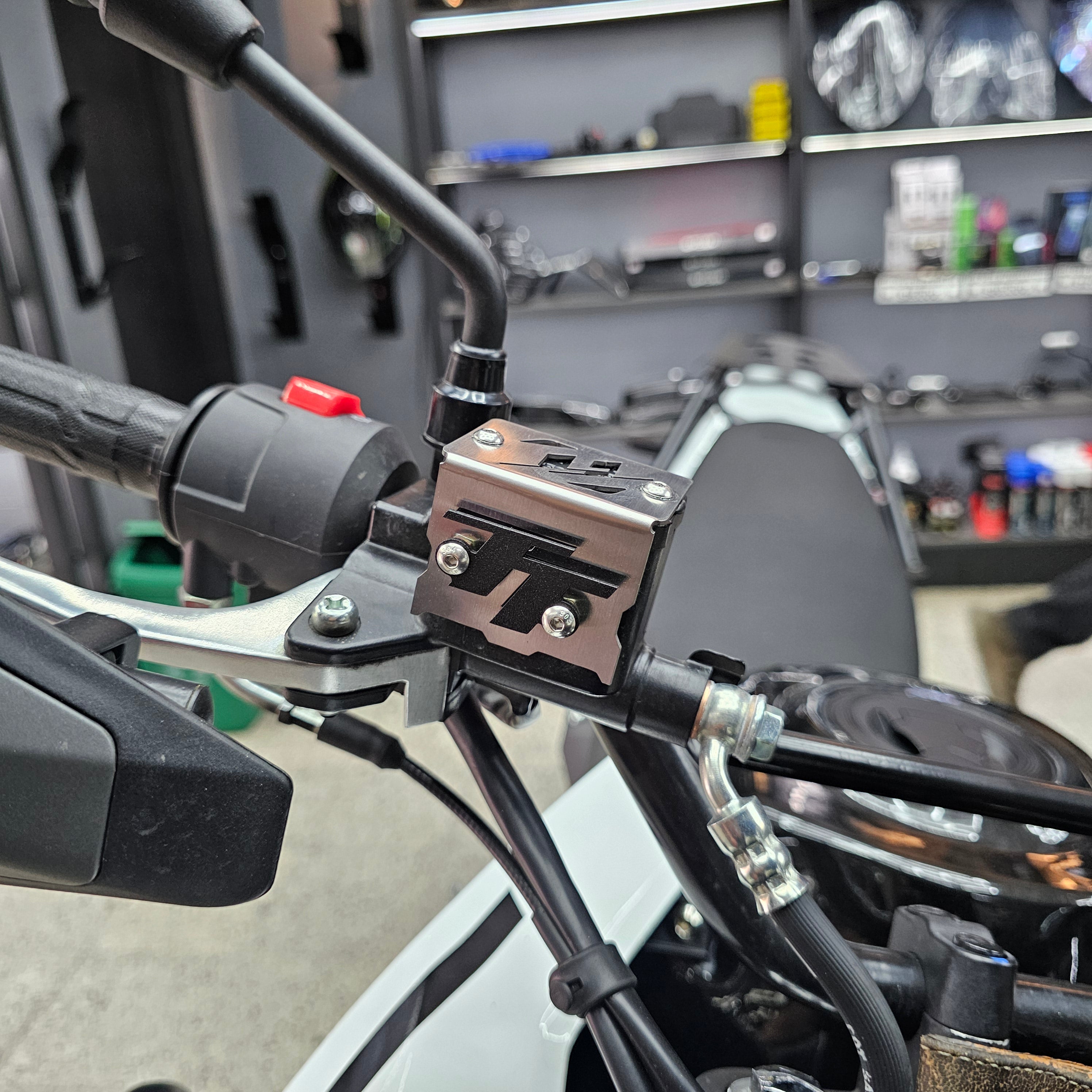 PROTECTOR DE BOMBA O DEPOSITO DE LIQUIDO DE FRENO DELANTERO EN ACERO AKT TTR 2014/2024 - TTR 2025 - TTDS - TT 200 2026