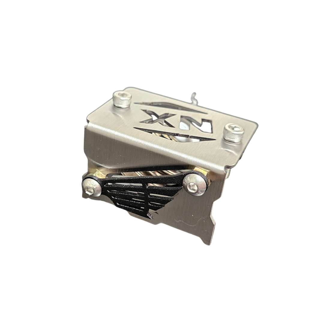 PROTECTOR DE BOMBA O DEPOSITO DE LIQUIDO DE FRENO DELANTERO EN ACERO HONDA NX 190