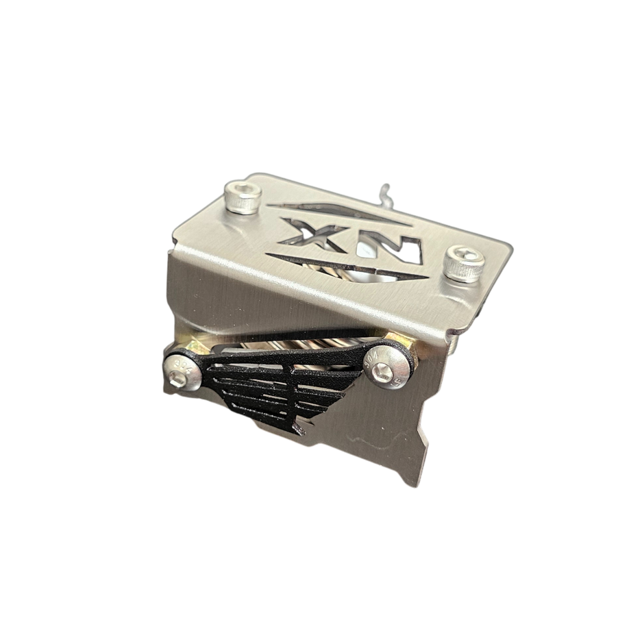 PROTECTOR DE BOMBA O DEPOSITO DE LIQUIDO DE FRENO DELANTERO EN ACERO HONDA NX 190