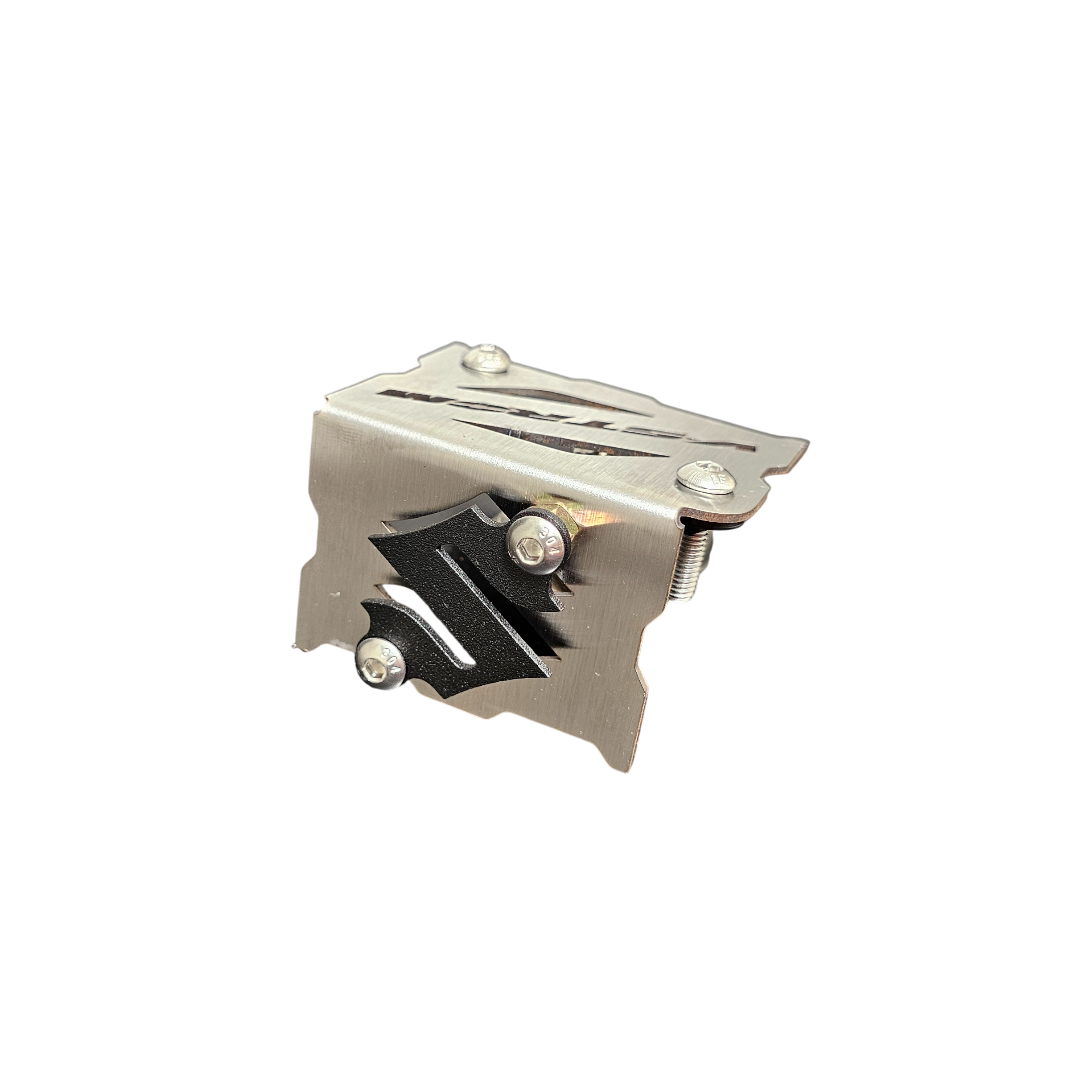 PROTECTOR DE BOMBA O DEPOSITO DE LIQUIDO DE FRENO DELANTERO EN ACERO SUZUKI VSTROM 250 SX