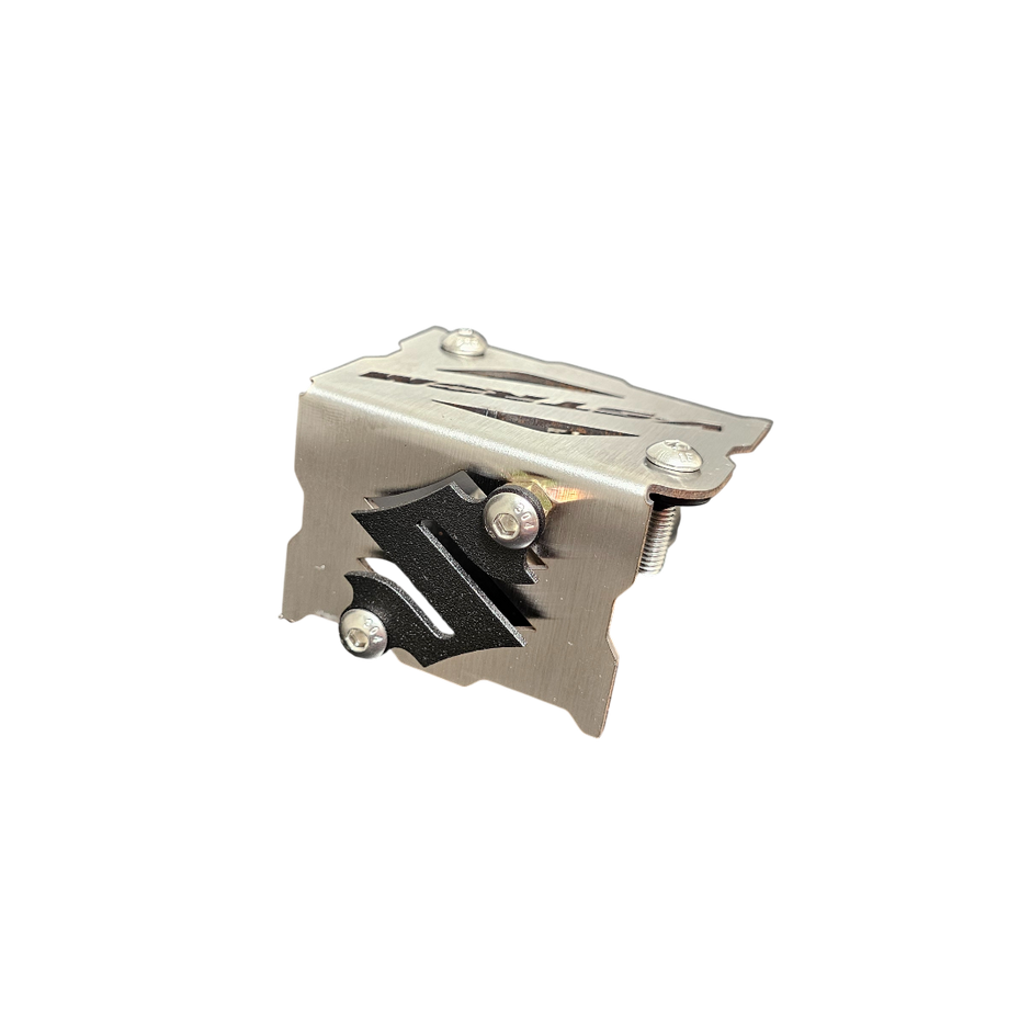 PROTECTOR DE BOMBA O DEPOSITO DE LIQUIDO DE FRENO DELANTERO EN ACERO SUZUKI VSTROM 250 SX