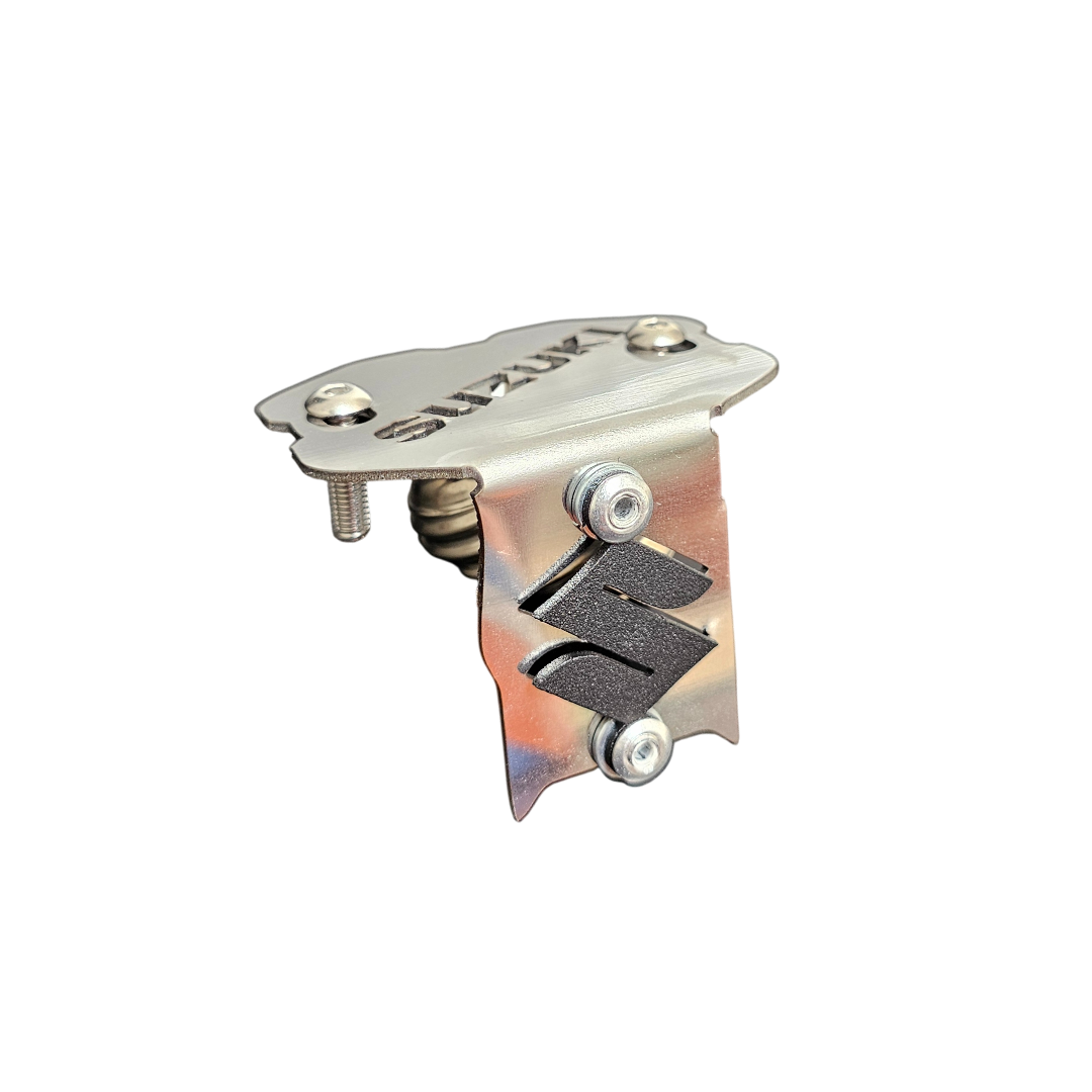 PROTECTOR DE BOMBA O DEPOSITO DE LIQUIDO DE FRENO DELANTERO EN ACERO SUZUKI GN 125 - VSTROM 160